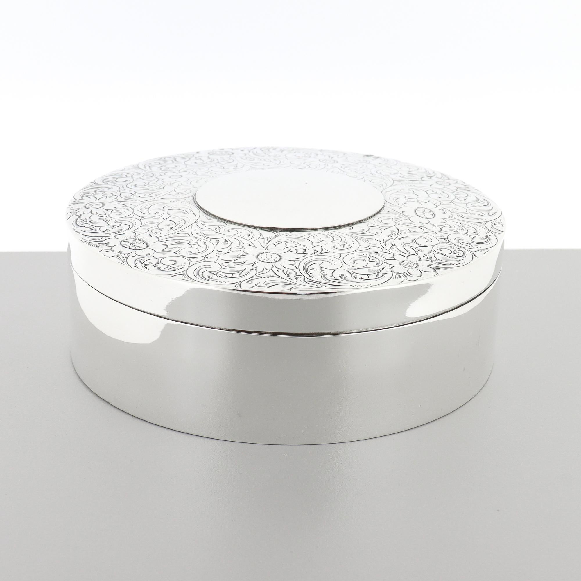 Antique Edwardian Round Sterling Silver Dresser Box by Shreve, Crump, & Low In Good Condition For Sale In Philadelphia, PA