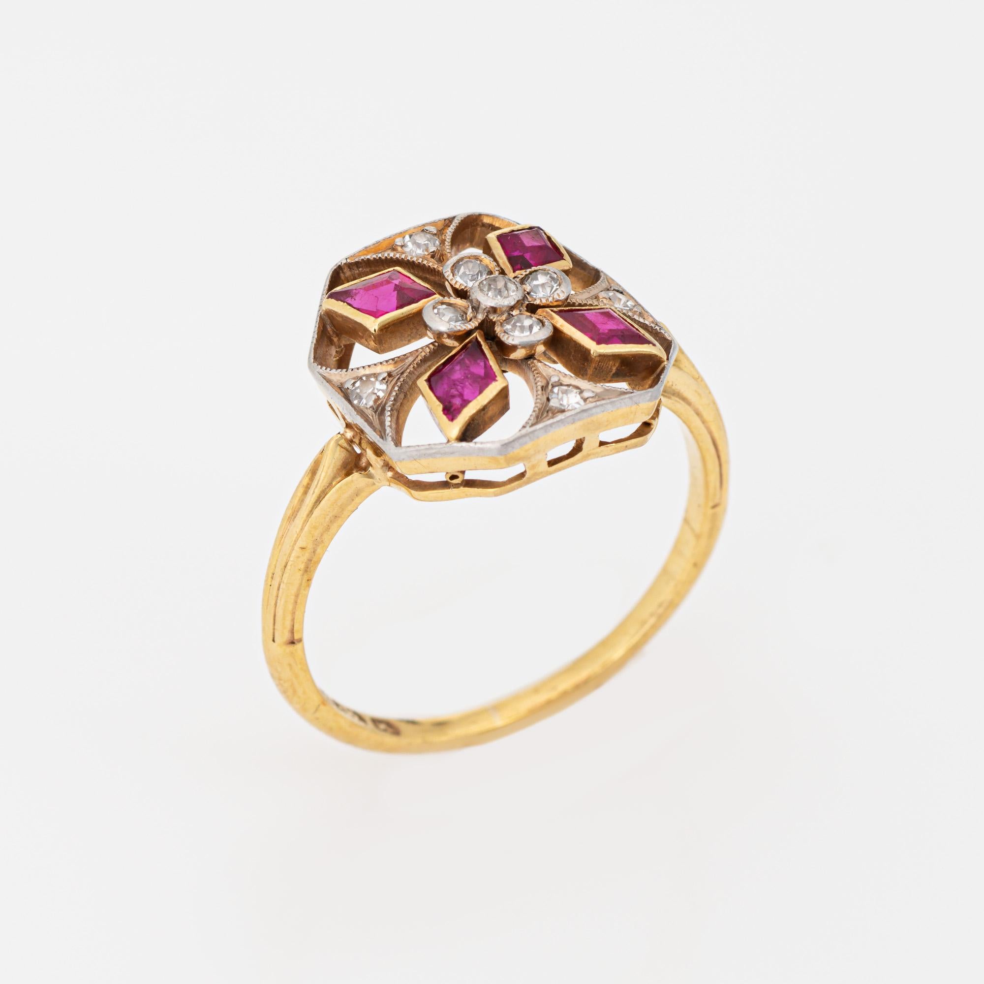 Élégante bague ancienne d'époque édouardienne en diamant et rubis, réalisée en or jaune 18 carats et en platine 900 (vers les années 1910). 

9 diamants anciens de taille unique totalisent un poids estimé à 0,07 carats (couleur estimée I-J et pureté