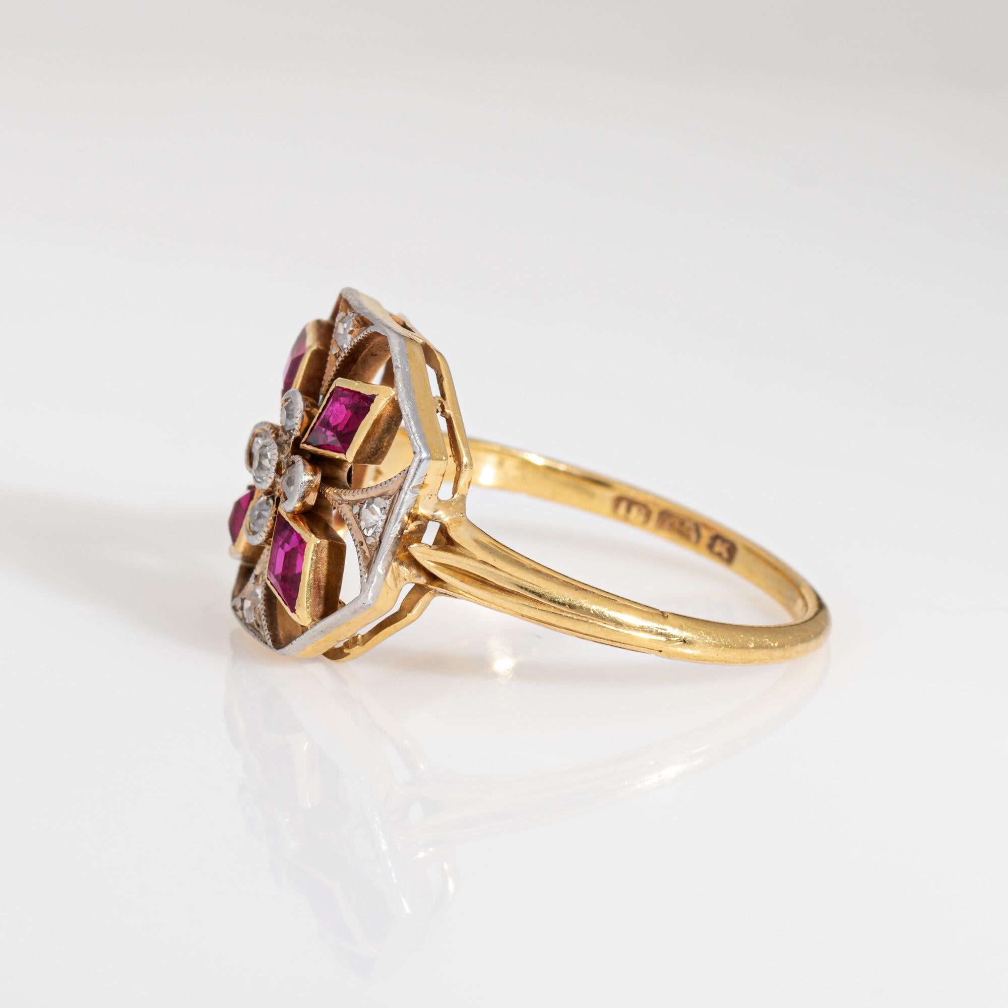Taille ronde Bague édouardienne ancienne en or jaune 18 carats avec rubis et diamants, taille 6,5 en vente