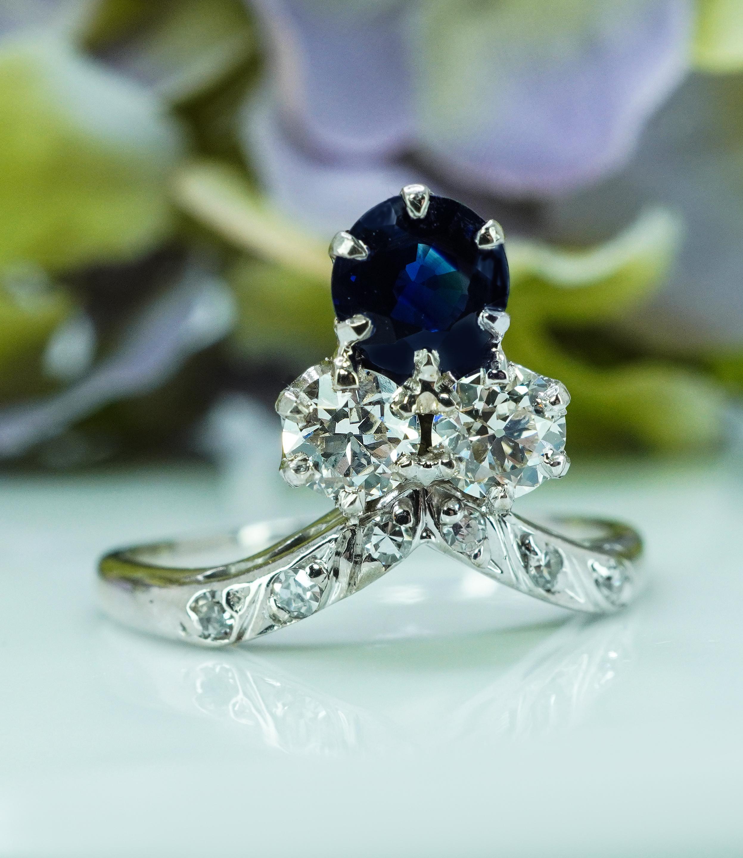  Bague trilogie en or 14 carats, saphir ancien, taille européenne, ancienne, Edwardienne, Estate

Cette magnifique bague de succession est réalisée en luxueux or blanc 14 carats. Il s'agit d'une grappe de trois pierres, deux diamants de taille