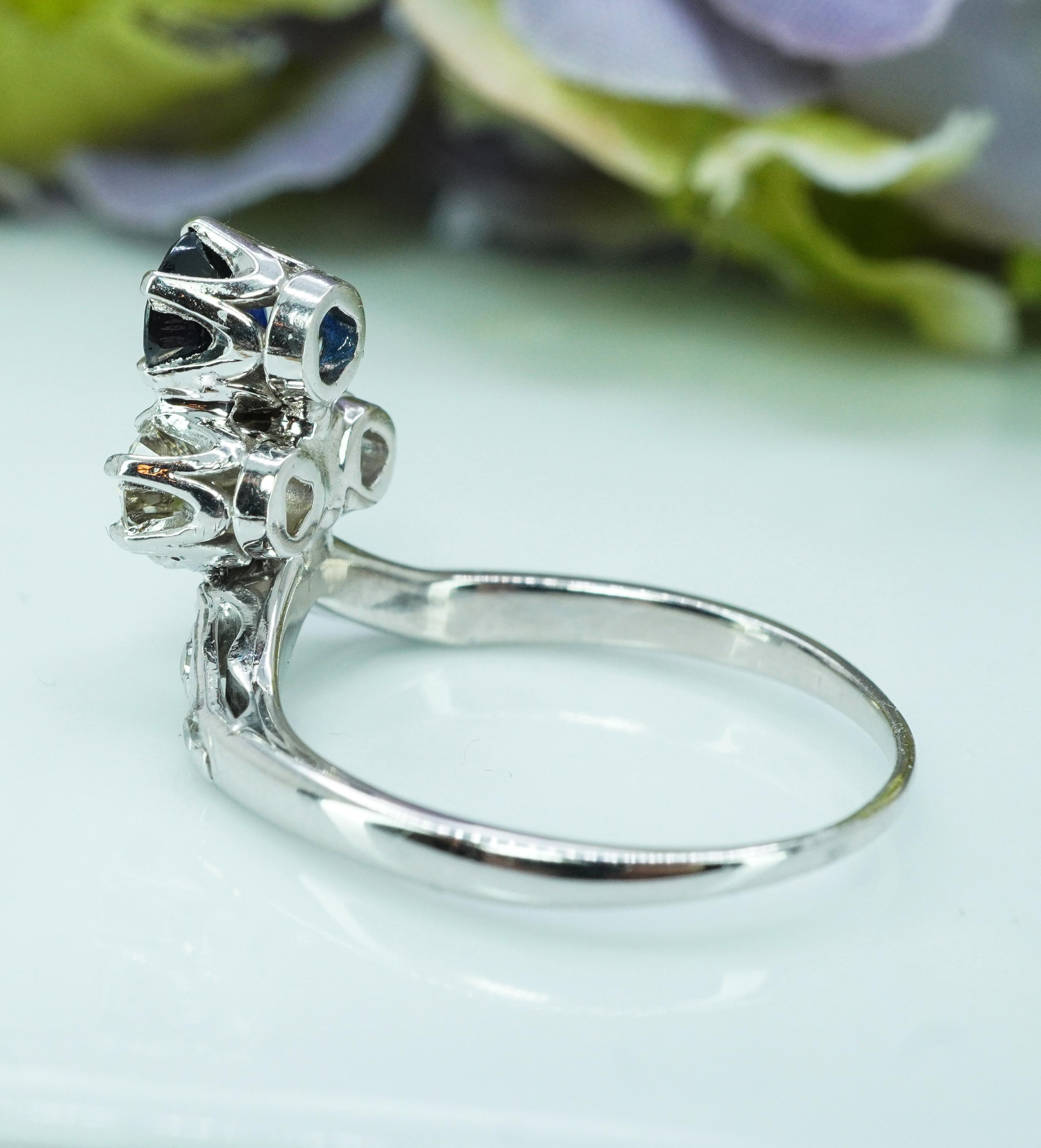 Bague trilogie en or 14 carats, saphir ancien, taille européenne, ancienne, Edwardienne, Estate Bon état - En vente à Brambleton, US