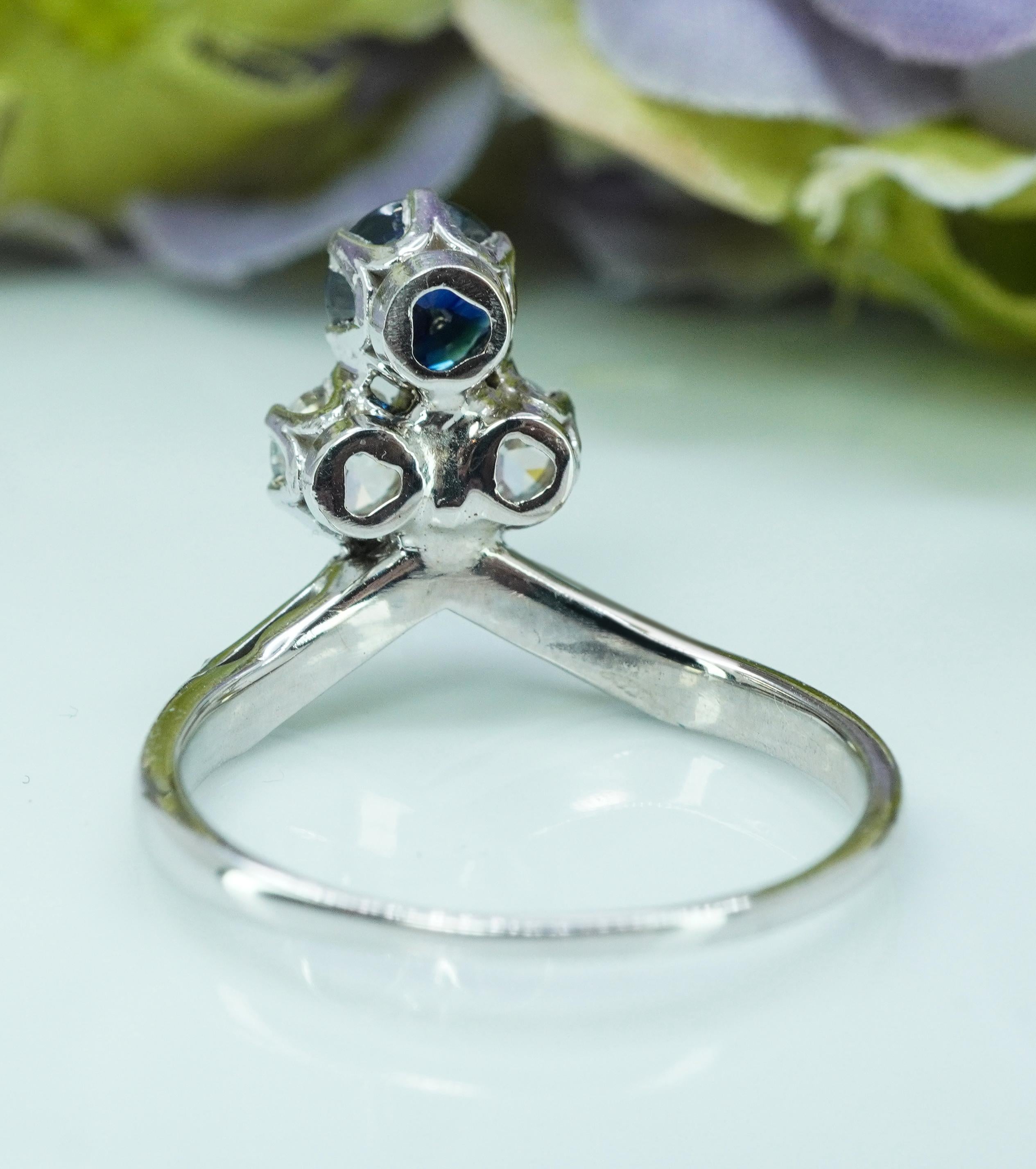 Bague trilogie en or 14 carats, saphir ancien, taille européenne, ancienne, Edwardienne, Estate Pour femmes en vente