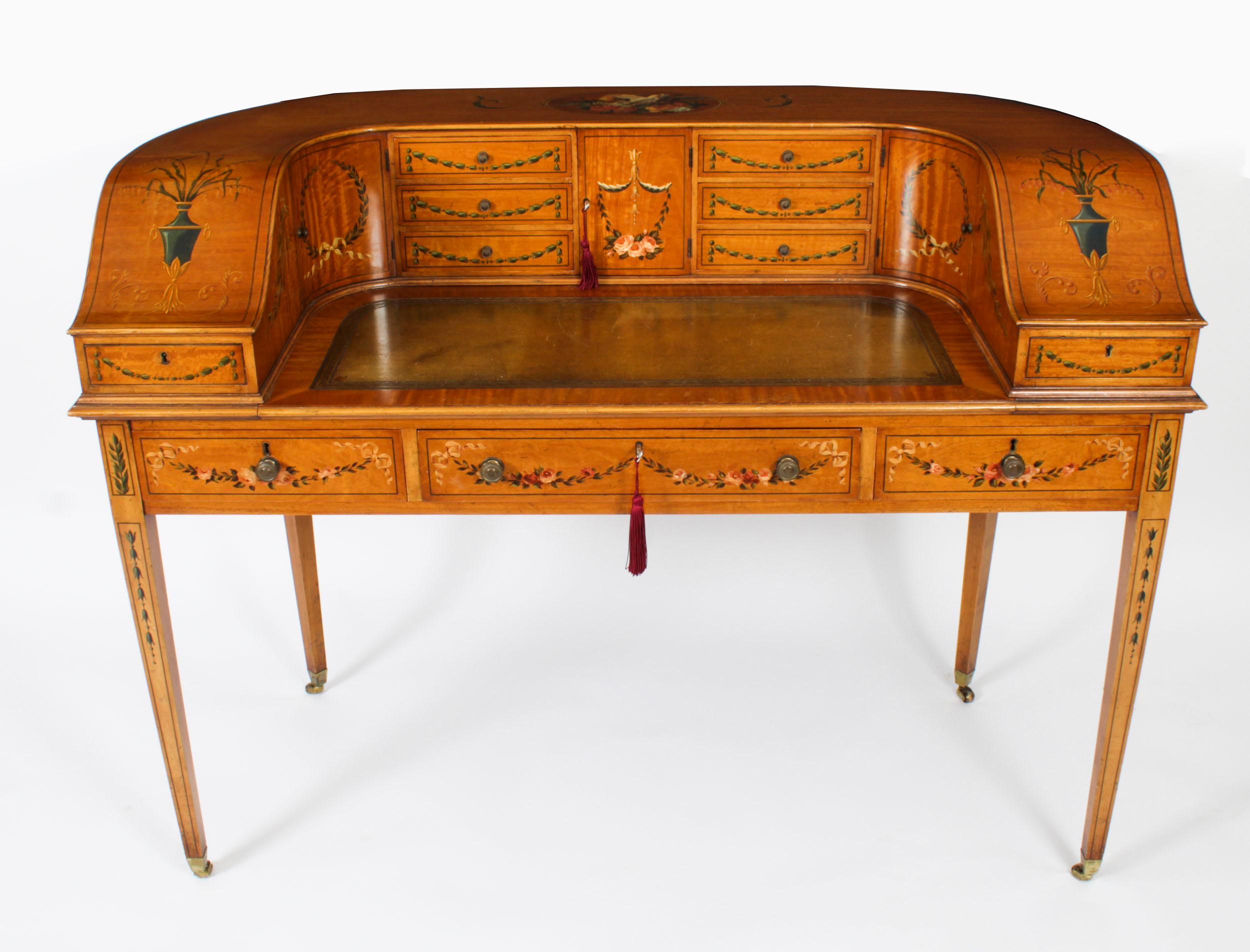 Se trata de un excepcional Escritorio Carlton House Edwardian Sheraton Revival de madera satinada, pintado a mano y con incrustaciones, datado hacia 1900.

Este exquisito escritorio está fabricado con la mejor madera satinada, y está magníficamente