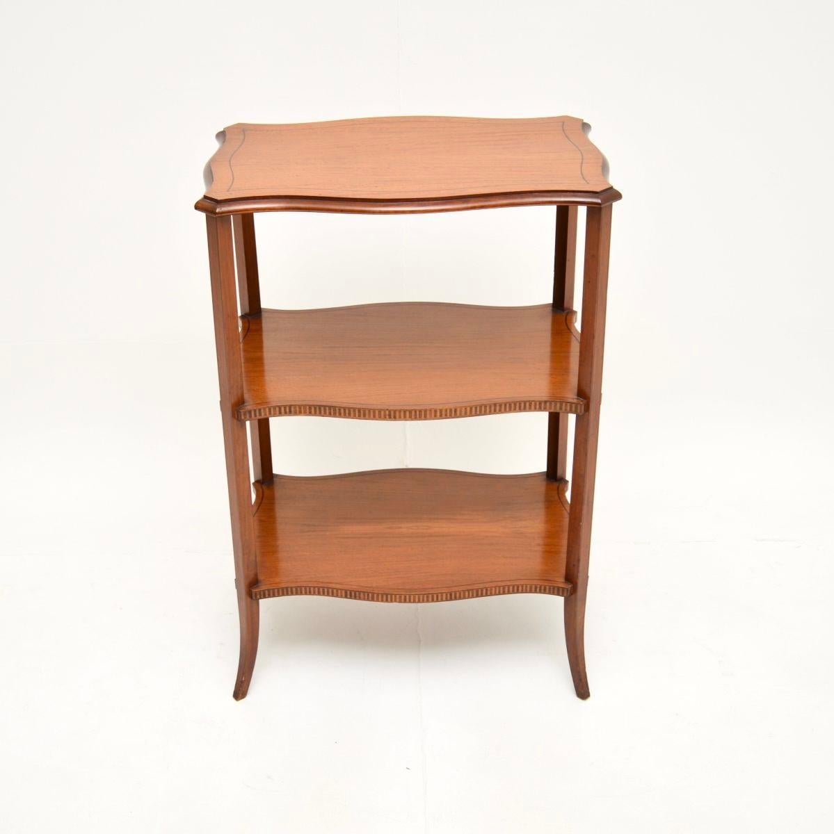 Eine schöne und elegante antike Edwardian Intarsien Satin Holz Etagere / Beistelltisch. Sie wurde in England hergestellt und stammt aus der Zeit von 1900 bis 1910.

Er ist von schöner Qualität und hat eine sehr nützliche Größe. Das satinierte Holz