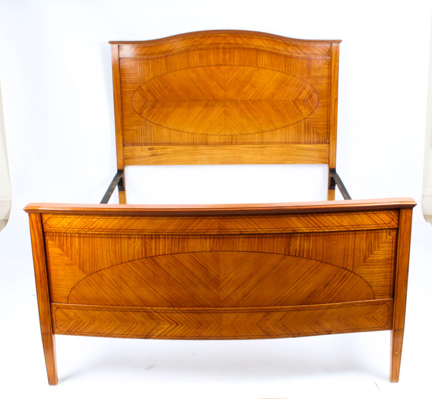 A beautiful antique Edwardian satinwood single bed stand, late 19th century in date.

The bed features an arched headboard and bowed footboard in fabulous quarter veneered satinwood with decorative ebonized line inlay. The bed is supported on