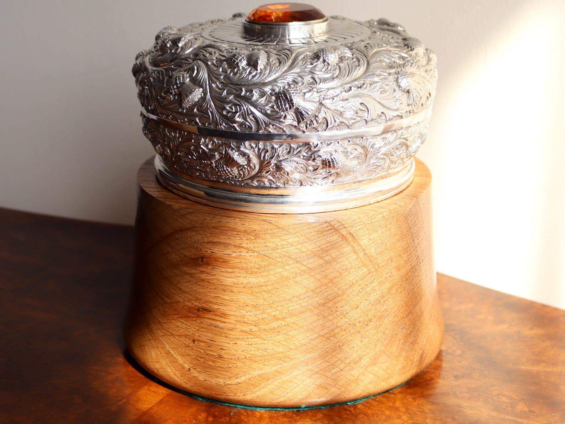 Antiguo humidor escocés eduardiano de plata de ley y roble Eduardiano en venta
