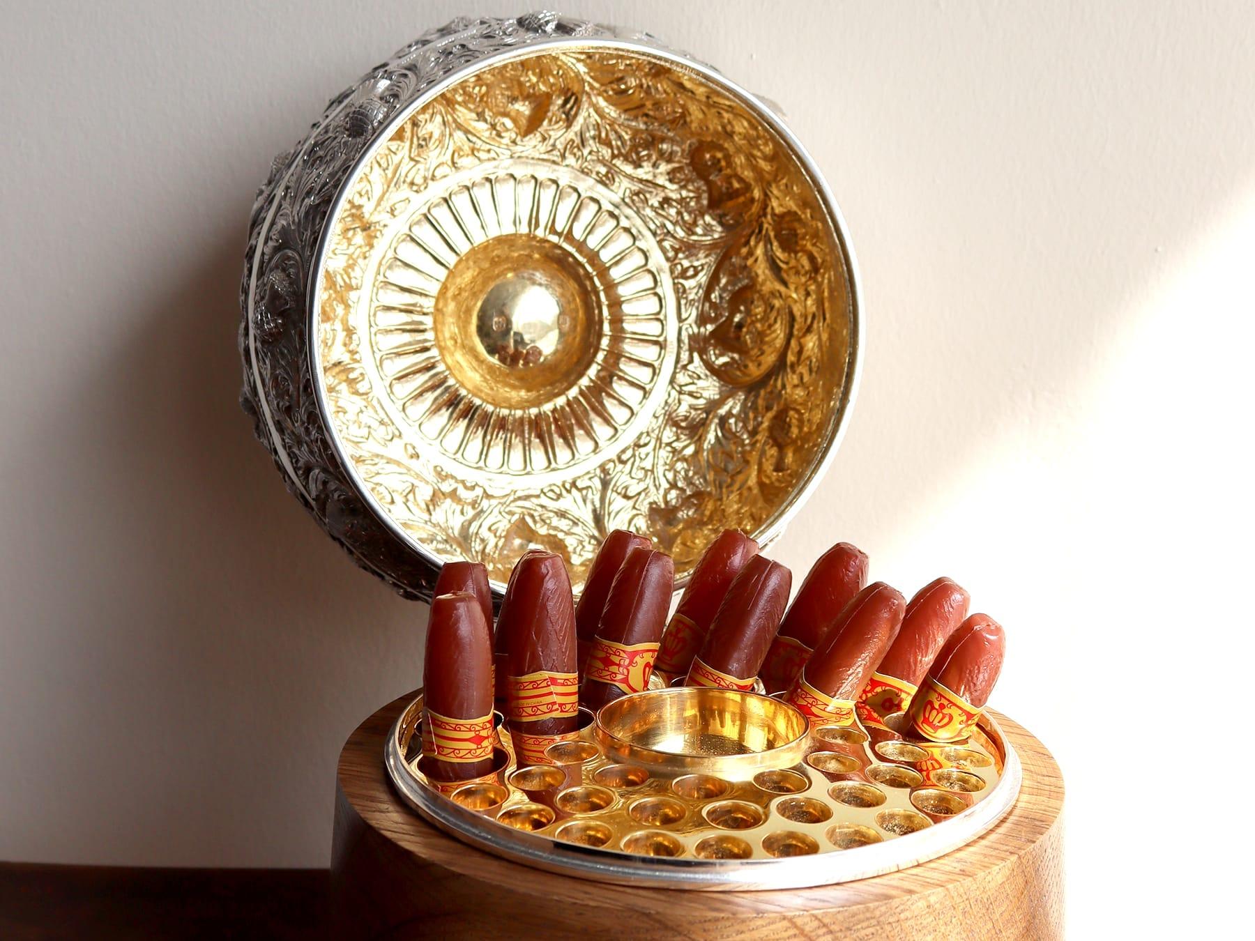 Antiguo humidor escocés eduardiano de plata de ley y roble Escocés en venta