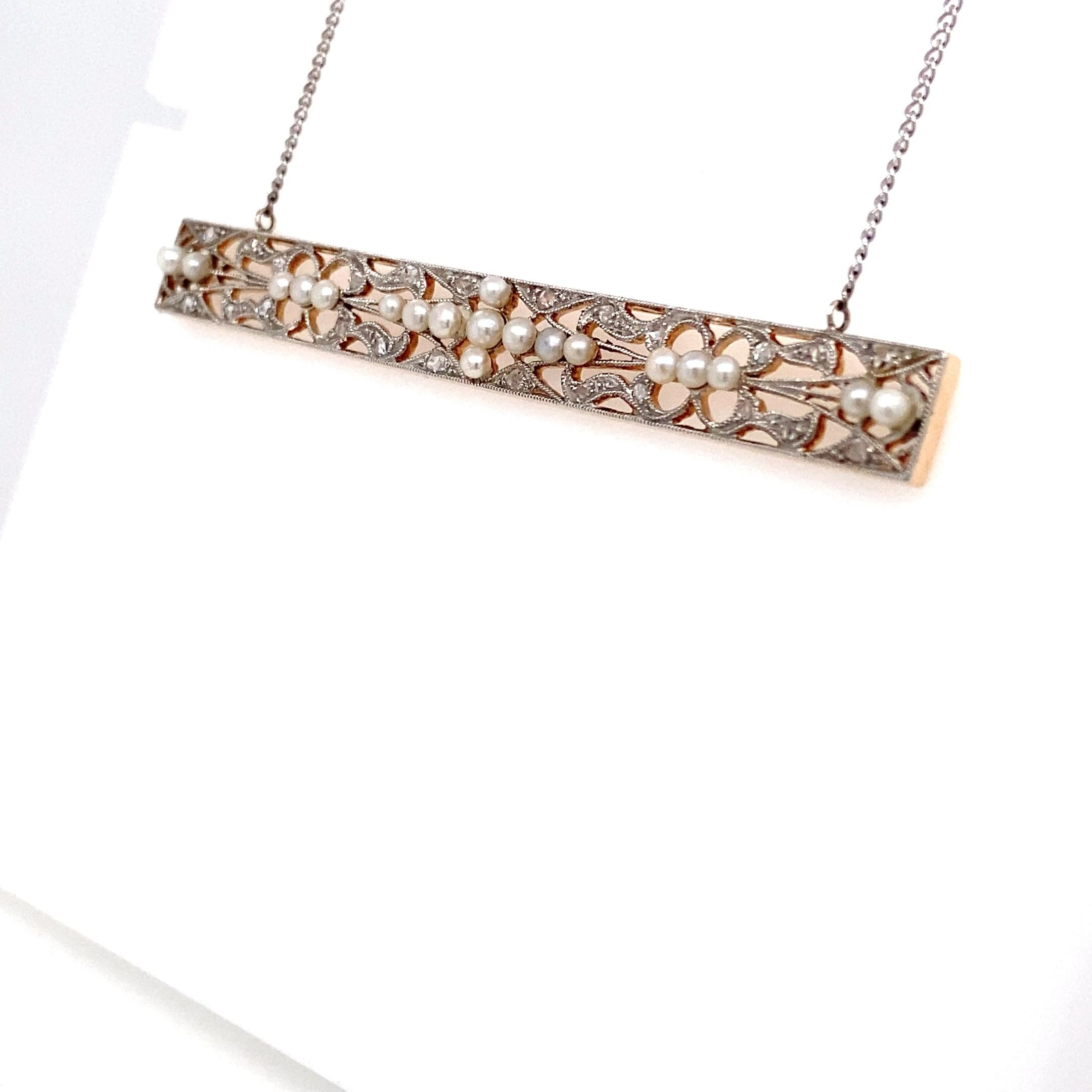Questa elegante collana edoardiana, originariamente una spilla del 1900-1910 circa, mostra la delicata lavorazione e lo stile raffinato caratteristici dell'epoca.  Sapientemente trasformato per essere indossato in modo moderno, il pezzo è composto
