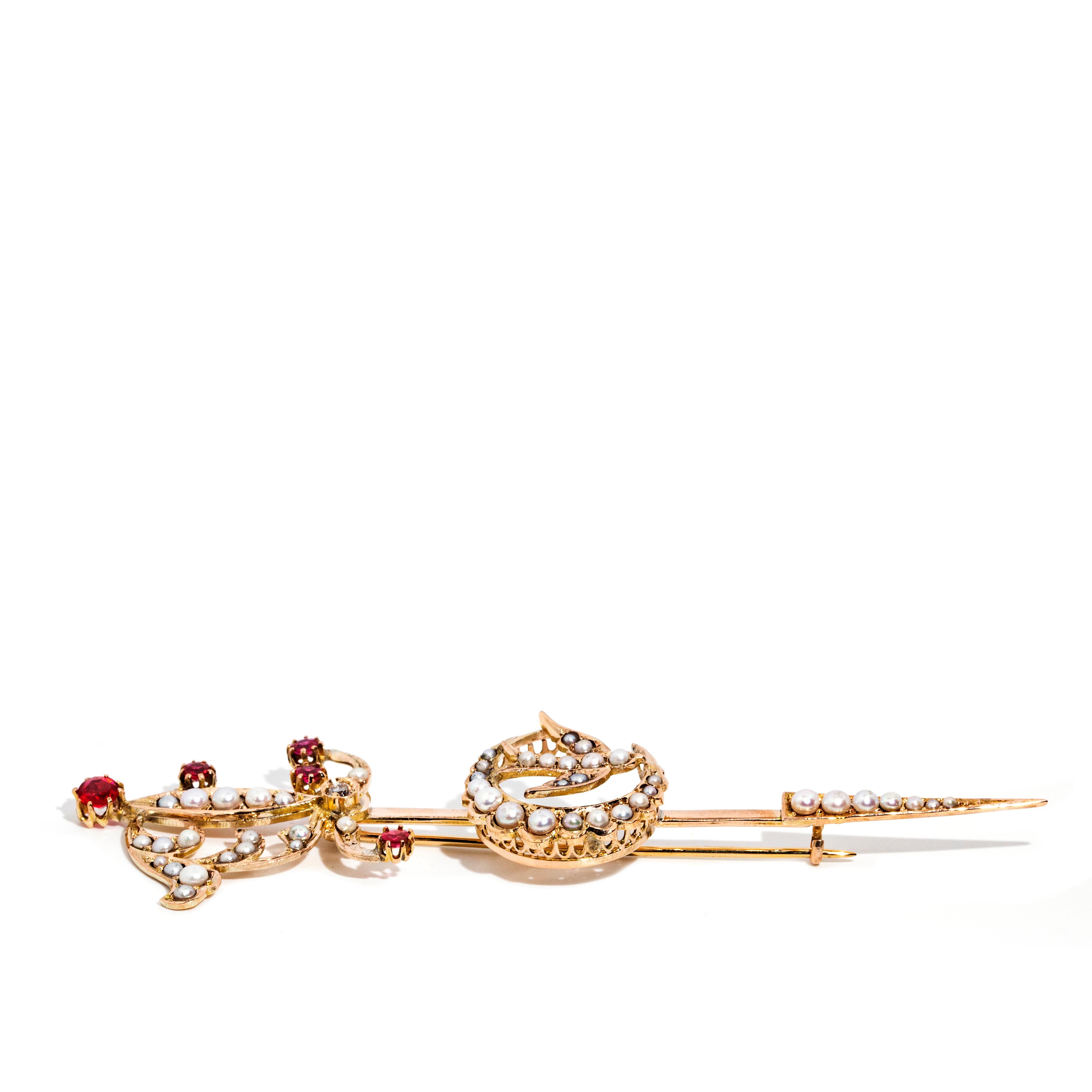 Moderne Broche édouardienne ancienne en or jaune 9 carats, perles naturelles, grenats et diamants en vente