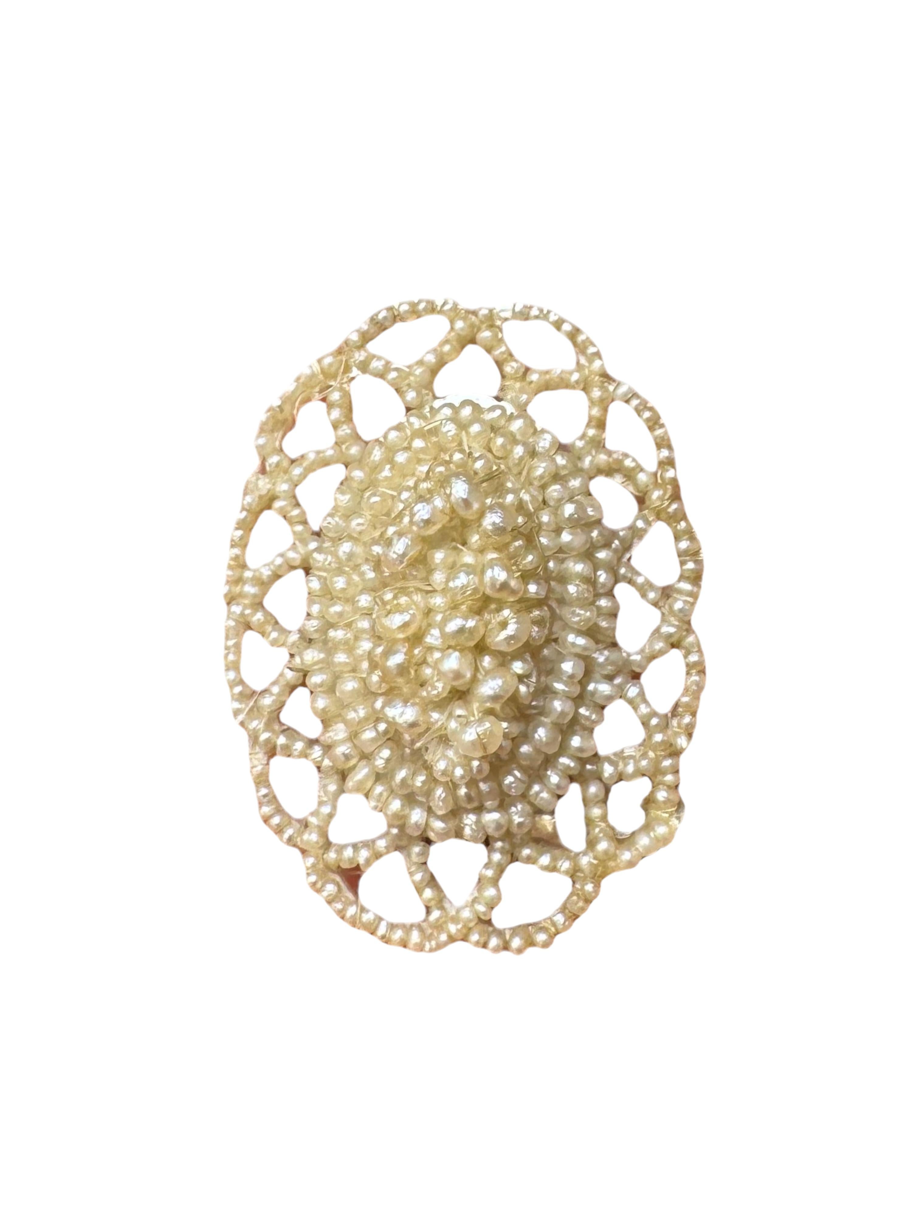Questa squisita spilla antica, indossata da Will Swenson al Met Gala del 2025, incarna la delicata eleganza dell'epoca edoardiana (circa 1900-1915). Realizzata in una raffinata combinazione di oro giallo 14 carati e platino, la spilla presenta