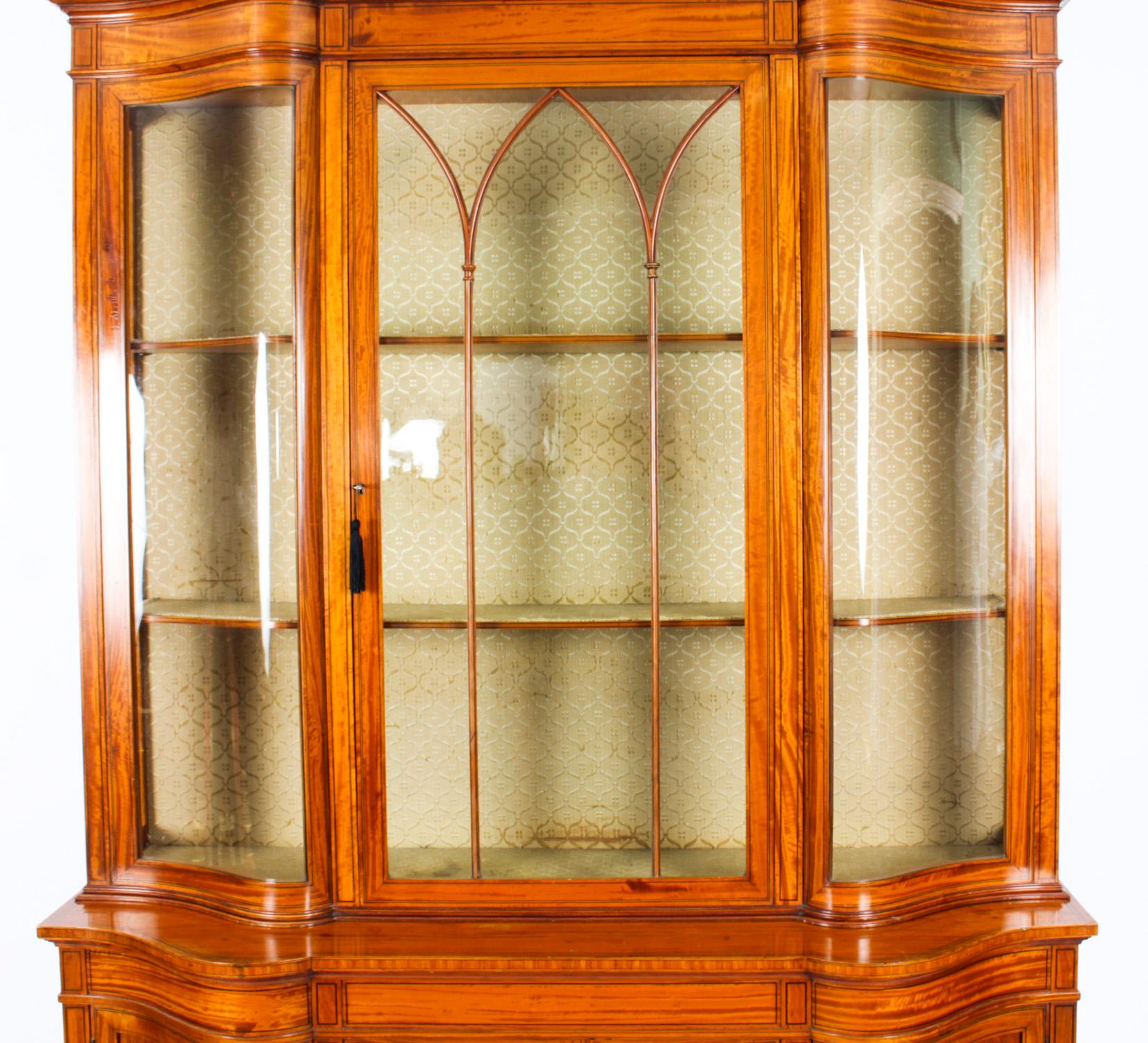 Vitrine édouardienne ancienne en bois de satin incrusté serpentin, 19ème siècle en vente 2