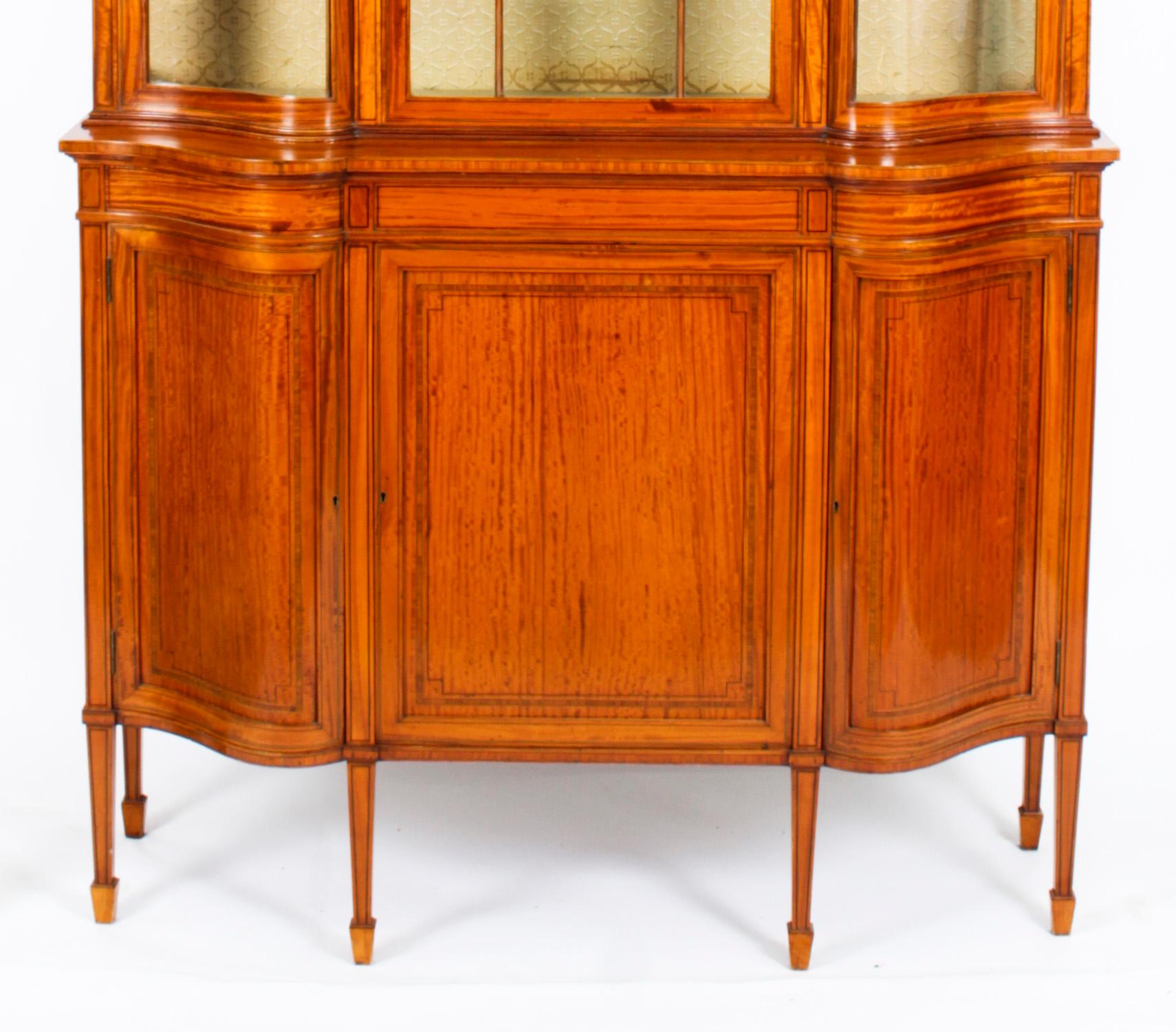 English Antique Edwardian Serpentine Satinwood Inlaid Display Cabinet 19th C For Sale