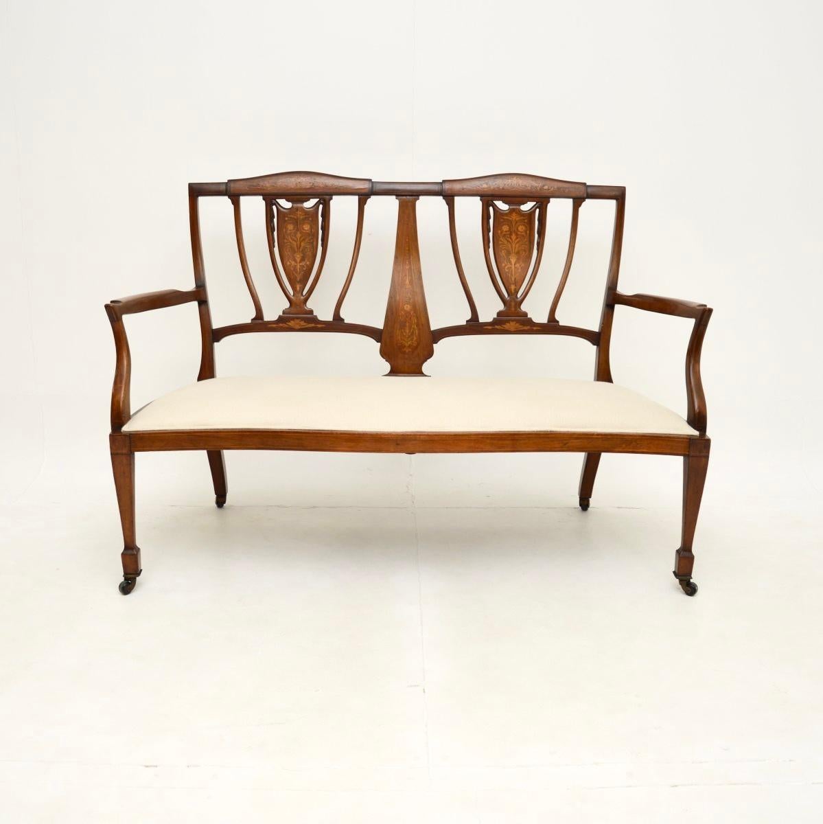 Un superbe canapé ancien de l'époque édouardienne. Fabriqué en Angleterre, il date d'environ la période 1900-1910.

La qualité est exceptionnelle, les proportions sont plus grandes et plus audacieuses que celles que l'on voit habituellement, et le