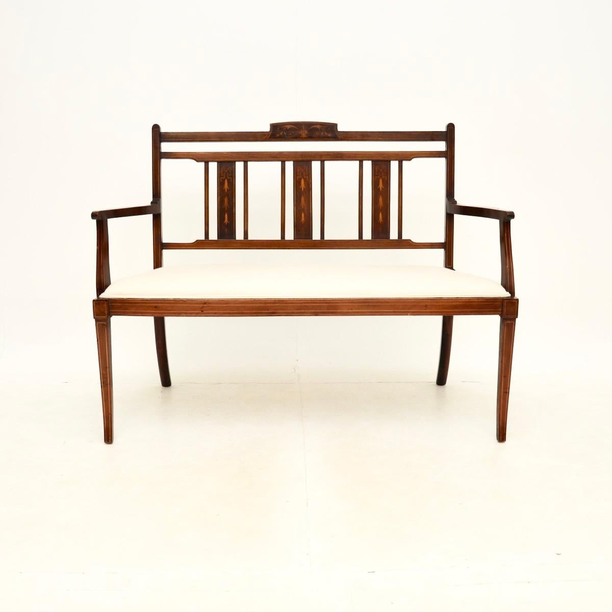 A beautiful antique Edwardian settee. This was made in England, it dates from around the 1900-1910 period.

The quality is outstanding, this is beautifully made and has a lovely design. The frame is elegant yet sturdy, the pierced back has gorgeous