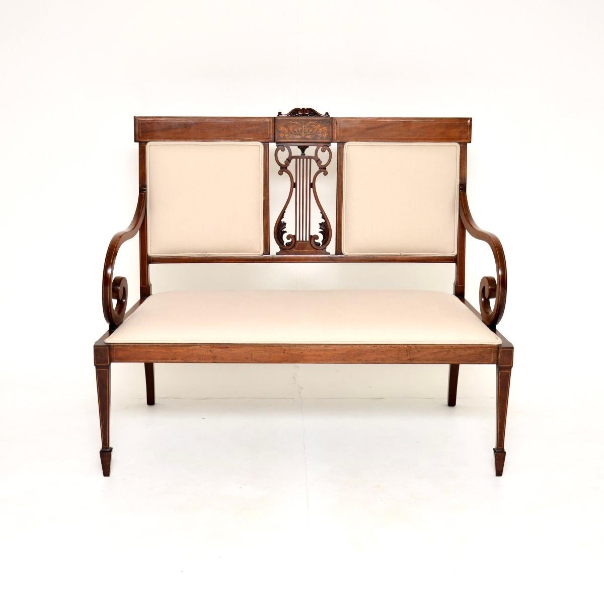 Un superbe canapé ancien de l'époque édouardienne. Fabriqué en Angleterre, il date d'environ la période 1900-1910.

La qualité est exceptionnelle, avec de belles proportions et un beau design. Le cadre est à la fois élégant et robuste, le dos est