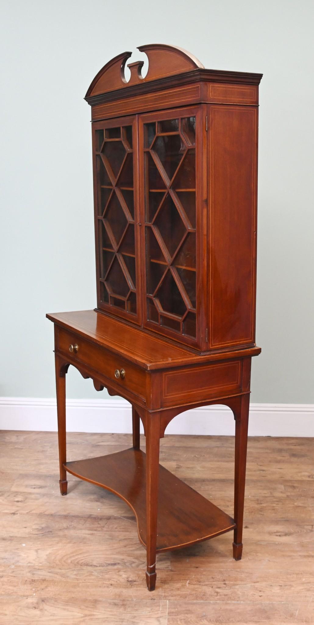 Splendido mobile per porcellane o libreria antico edoardiano in stile Sheraton
Un design delicato e grazioso con piano d'appoggio in vetro.
Adoro il frontone curvo ad arco spezzato che sormonta il pezzo
Acquistato da un commerciante alla fiera
