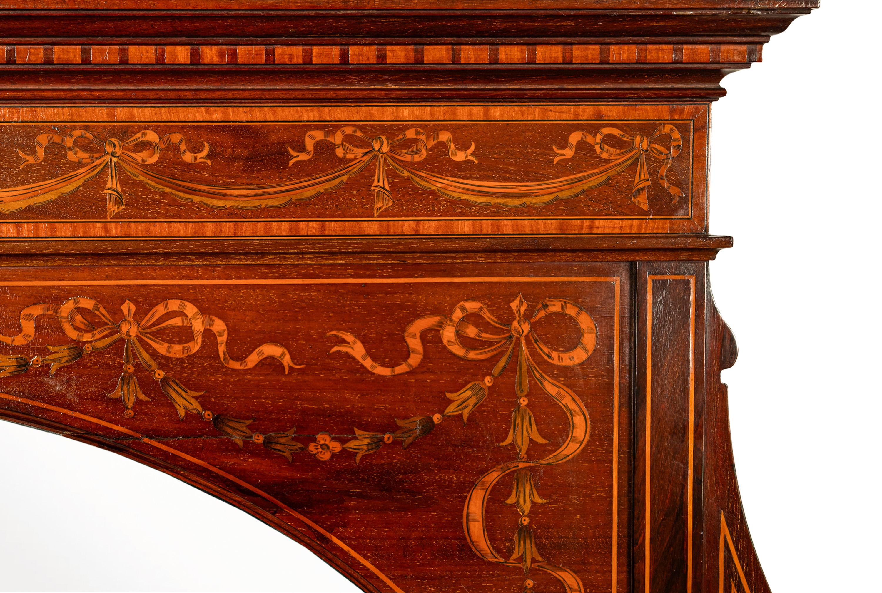Antigua vitrina eduardiana Sheraton con incrustaciones de caoba Gillows 1898 en venta 6
