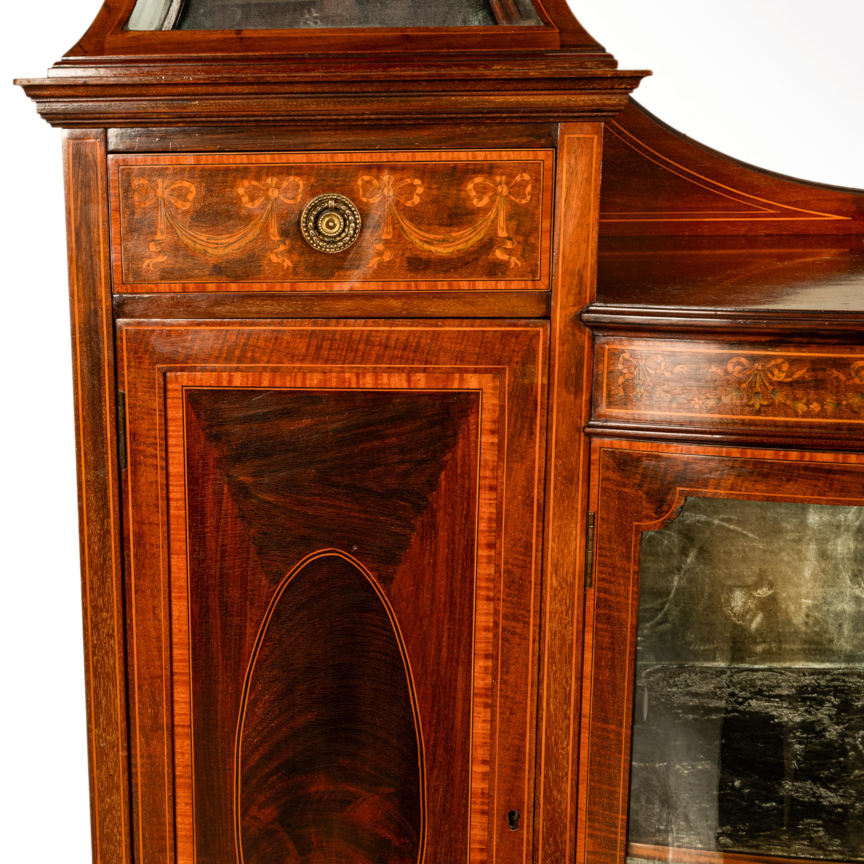 Antigua vitrina eduardiana Sheraton con incrustaciones de caoba Gillows 1898 en venta 8
