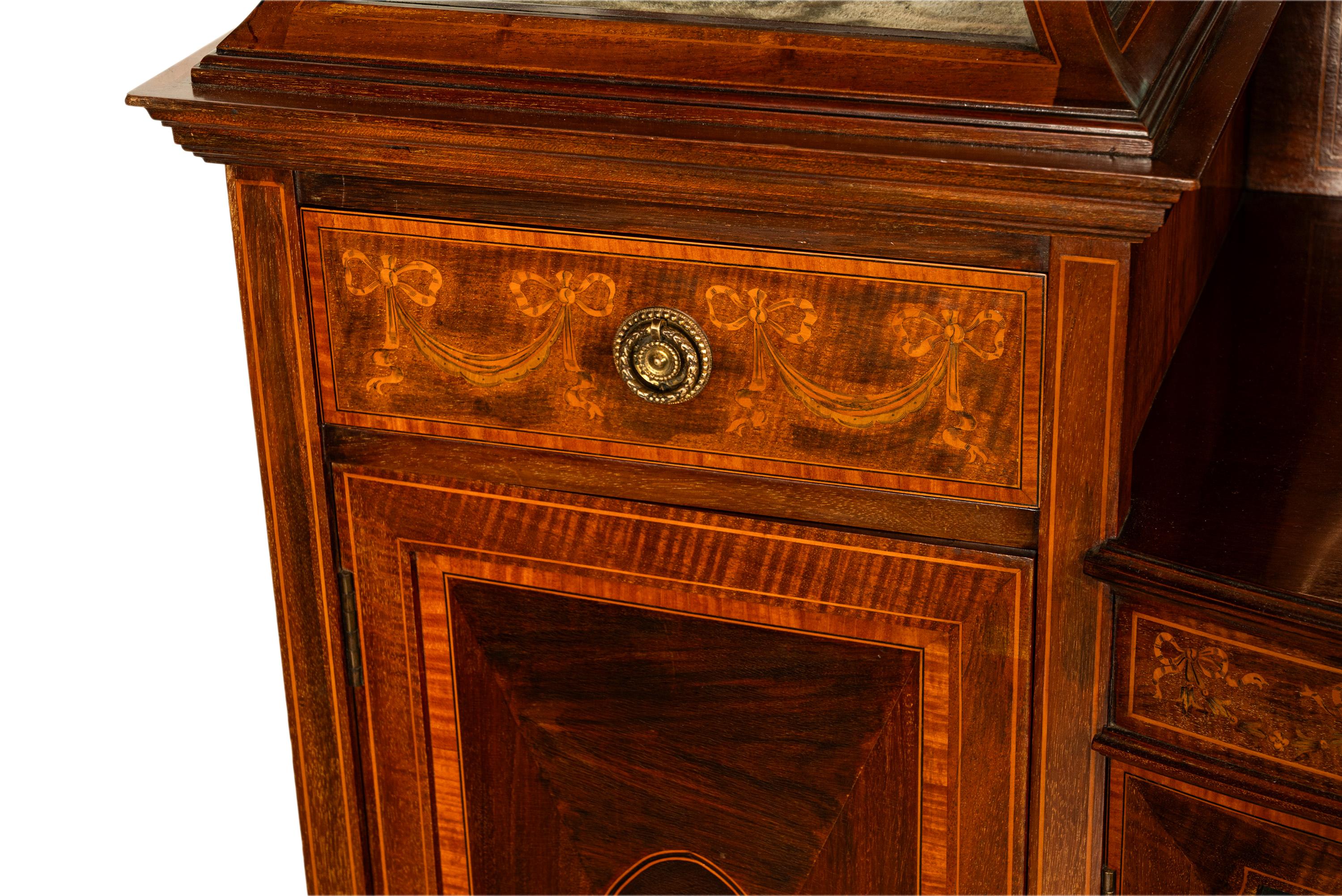 Antigua vitrina eduardiana Sheraton con incrustaciones de caoba Gillows 1898 en venta 9