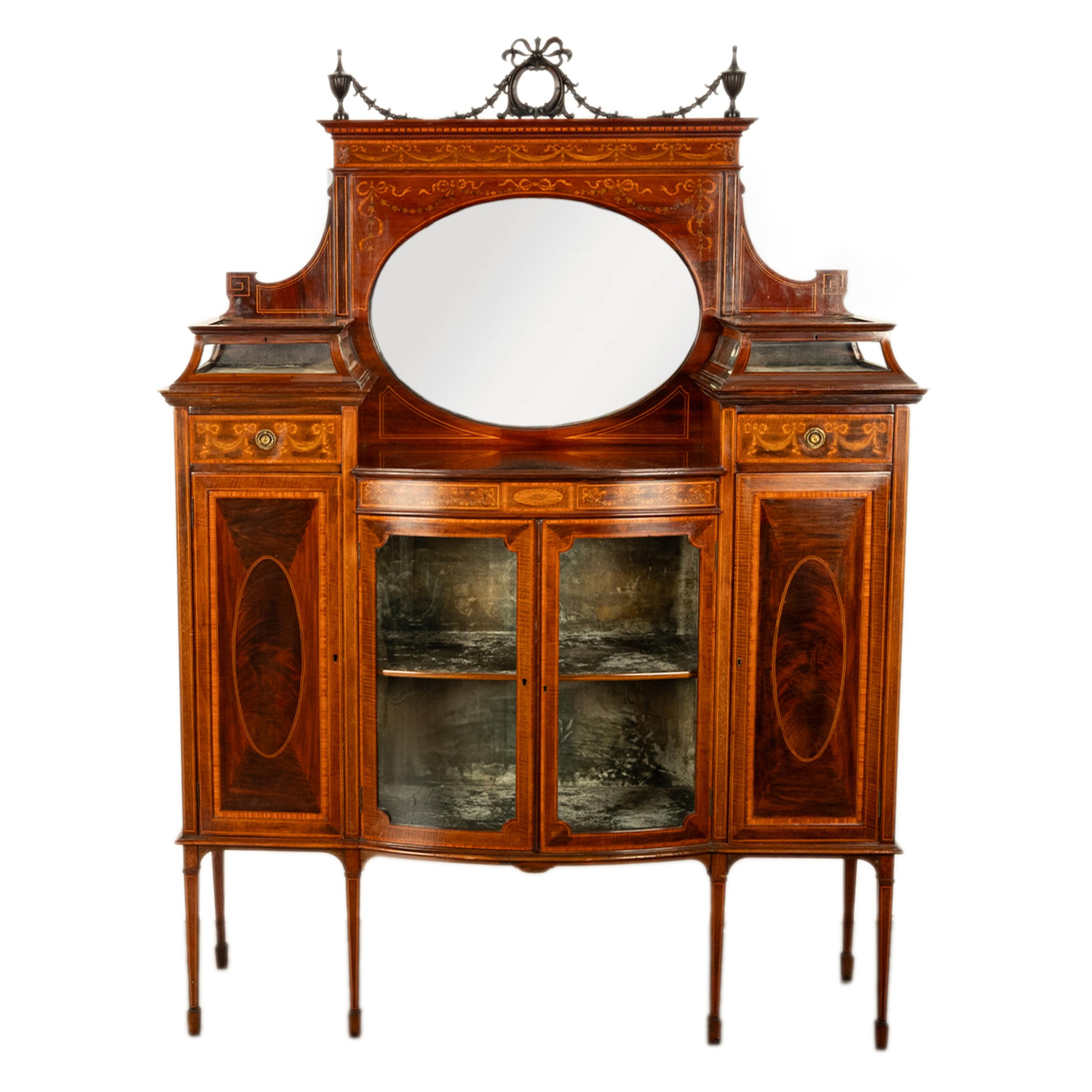 Vitrina antigua de caoba con incrustaciones del Sheraton Revival de Waring & Gillow, hacia 1898.
Este elegante mueble antiguo es de la más alta calidad y fue fabricado por uno de los principales ebanistas de los siglos XVIII al XX. El mueble está