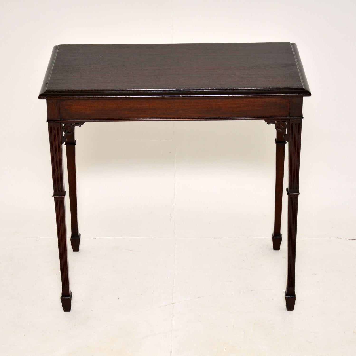 A smart and very useful antique Edwardian side table. This was made in England, it dates from the 1900-1910 period.

It is beautifully made and finished identically front and back, so can be used as a free standing table or against a wall. The legs