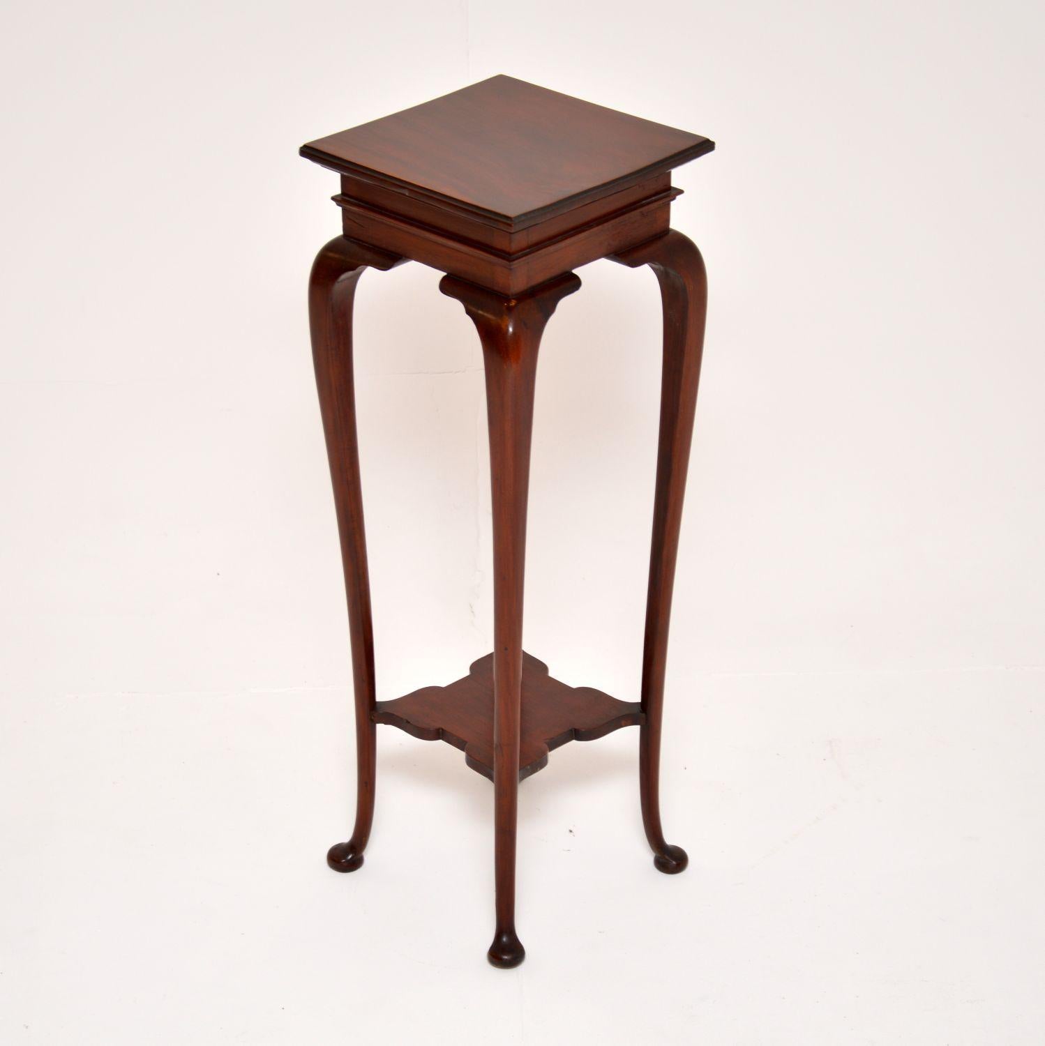 A beautiful and extremely well made antique Edwardian side table. This was made in England, it dates from around the 1900-1910 period.

It is of amazing quality, very sturdy yet elegant as well. The wood has a gorgeous colour tone and patina, this