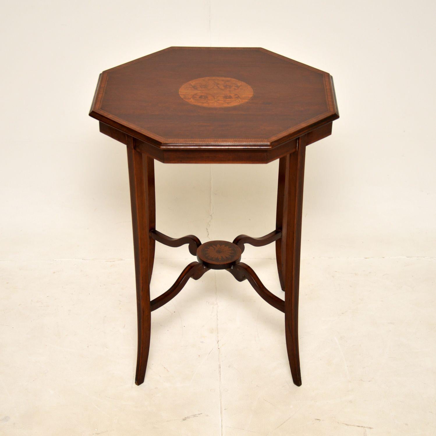 A beautiful and elegant antique occasional side table. This was made in England, it dates from around the 1900-1910 period.

It is of lovely quality, the octagonal top is beautifully cross banded and inlaid with satin wood. This sits on finely