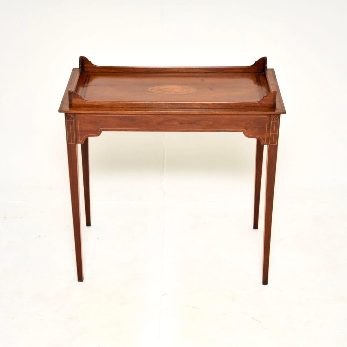 Un tavolino antico edoardiano elegante e raffinato. Questo modello è stato realizzato in Inghilterra e risale al periodo 1900-1910.

È di ottima qualità e di dimensioni molto utili. I bordi rialzati conferiscono a questo tavolo un aspetto