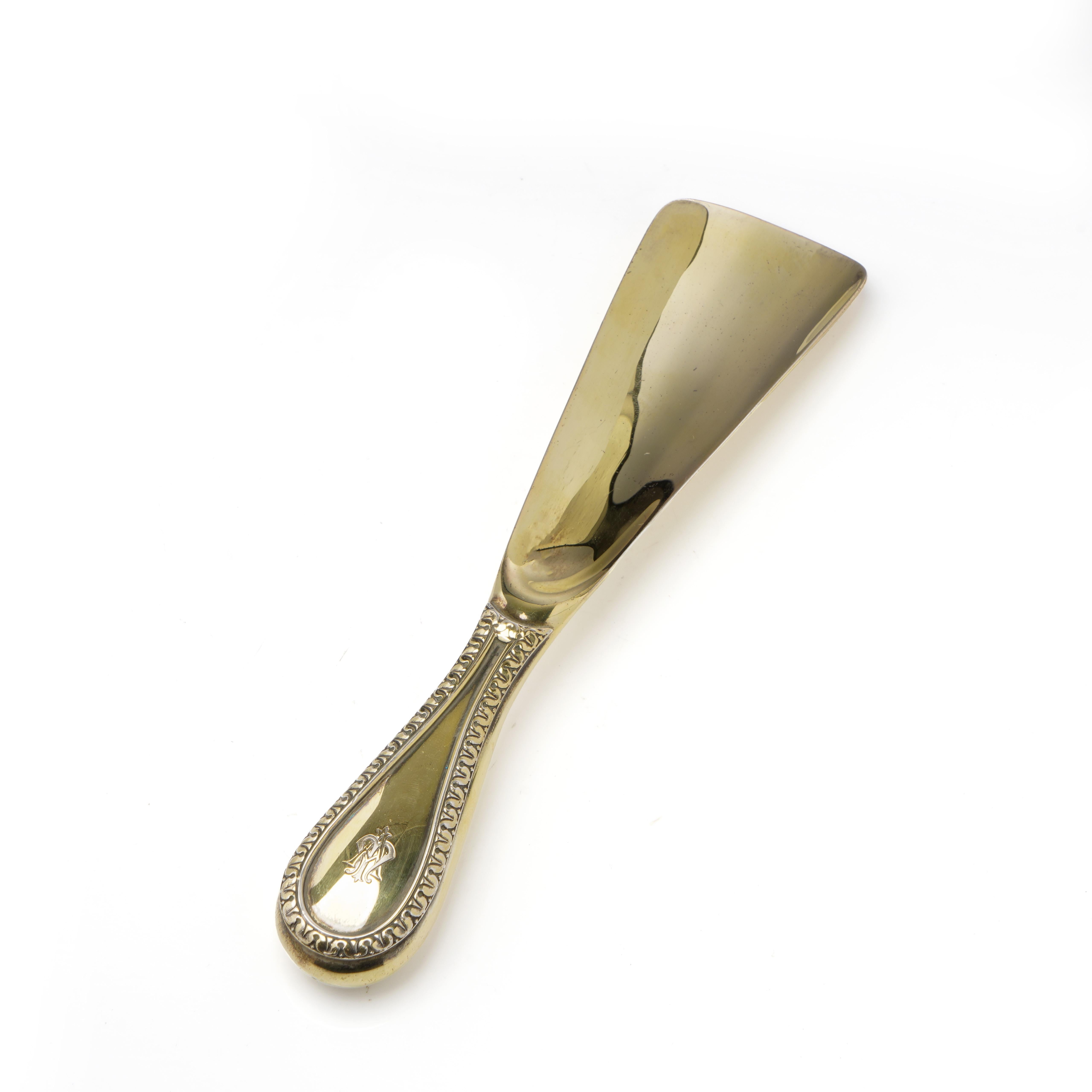 Antiguo calzador eduardiano de plata dorada de Drew & Sons, Piccadilly Circus. 
Detalles:
Fabricante: Drew & Sons
Año: 1913
Material: Plata dorada
Peso: 80 gramos
Dimensiones:
Longitud: 19 cm
Anchura: 4.2 cm
Profundidad: 1.5 cm

Este calzador de