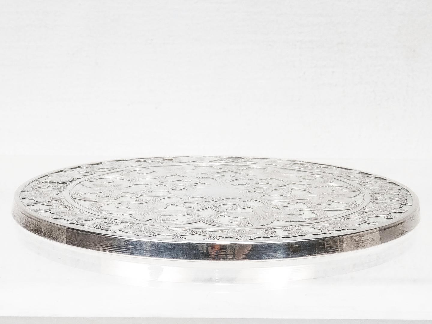 Sous-verre ou trépied de table antique de l'époque édouardienne en argent et verre à motif floral en vente 5