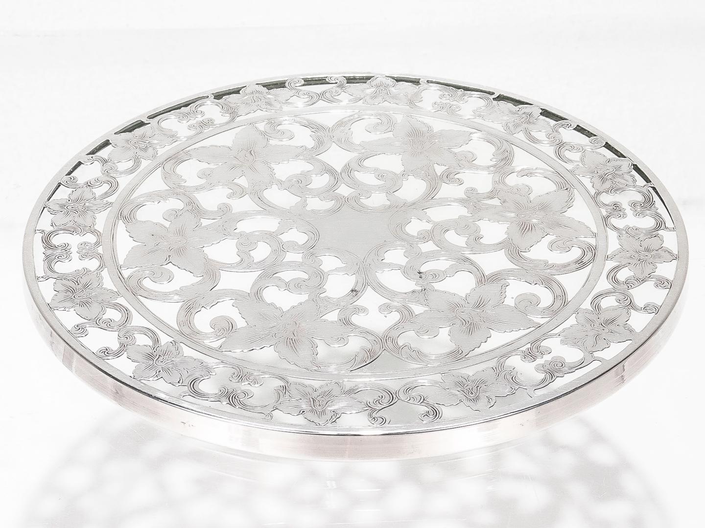 A fine antique wine trivet.

With a thick sterling silver overlay in a floral pattern on a glass base.

Struck to the side of the rim: STERLING.

Simply a wonderful coaster or trivet!

Date:
Early 20th Century

Overall Condition:
It is in overall