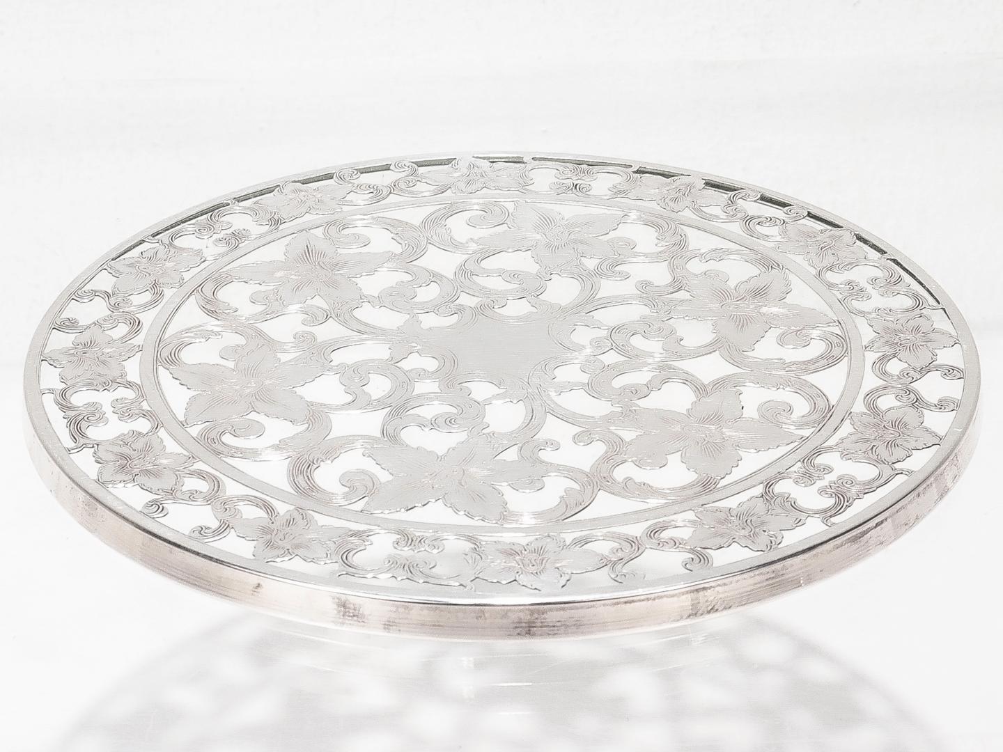 Sous-verre ou trépied de table antique de l'époque édouardienne en argent et verre à motif floral en vente 1