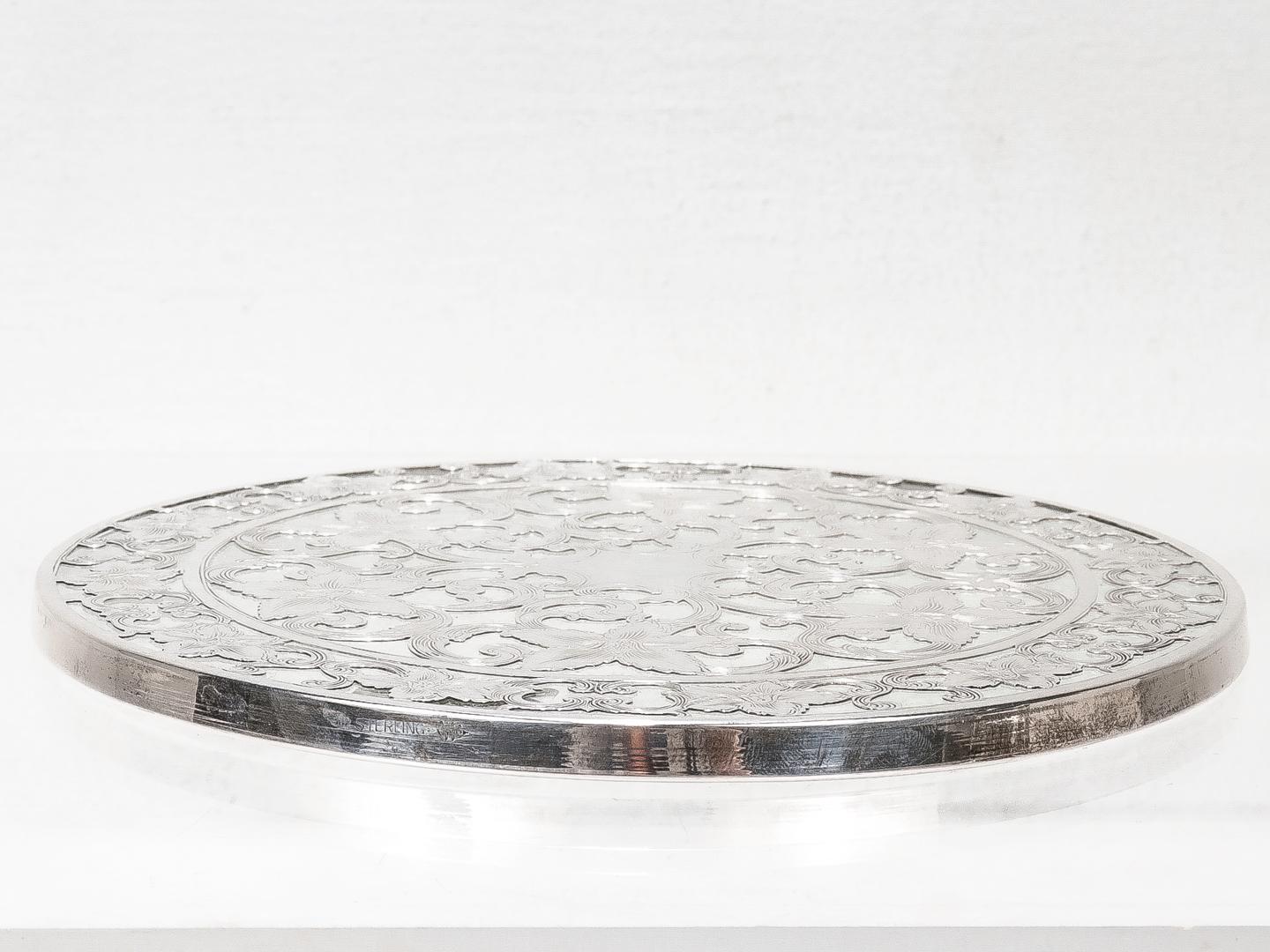 Sous-verre ou trépied de table antique de l'époque édouardienne en argent et verre à motif floral en vente 2