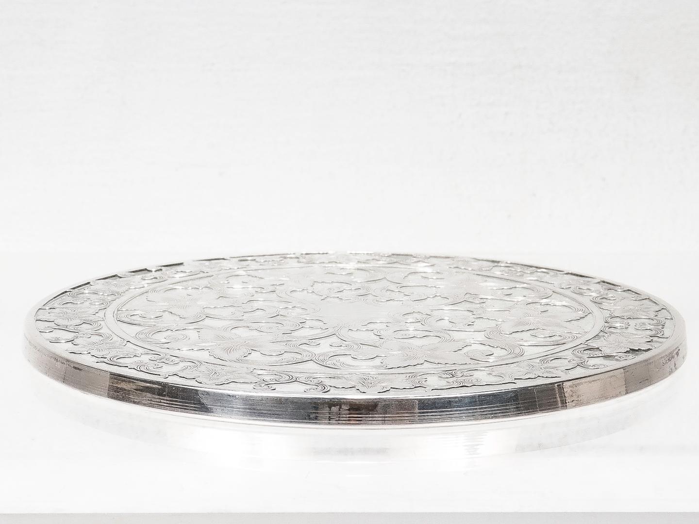 Sous-verre ou trépied de table antique de l'époque édouardienne en argent et verre à motif floral en vente 4