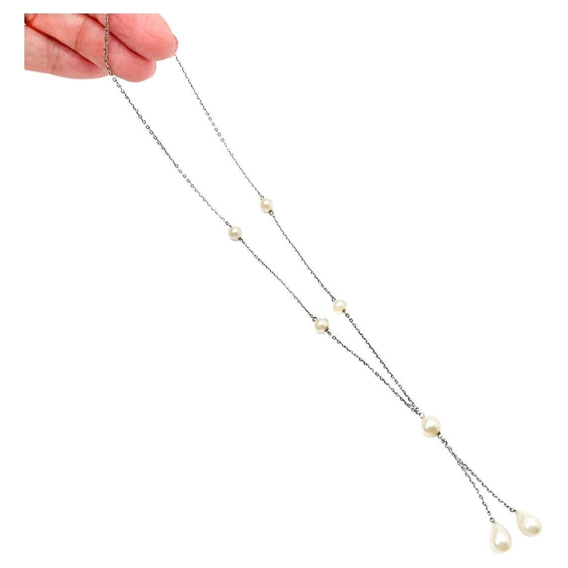 Una delicata ed elegante collana da lavare in argento antico con perle, risalente all'epoca edoardiana. Realizzato in argento sterling con perle rotonde e a goccia.
Una bellezza non firmata. Un tesoro raro. Solo perché un gioiello non porta il nome