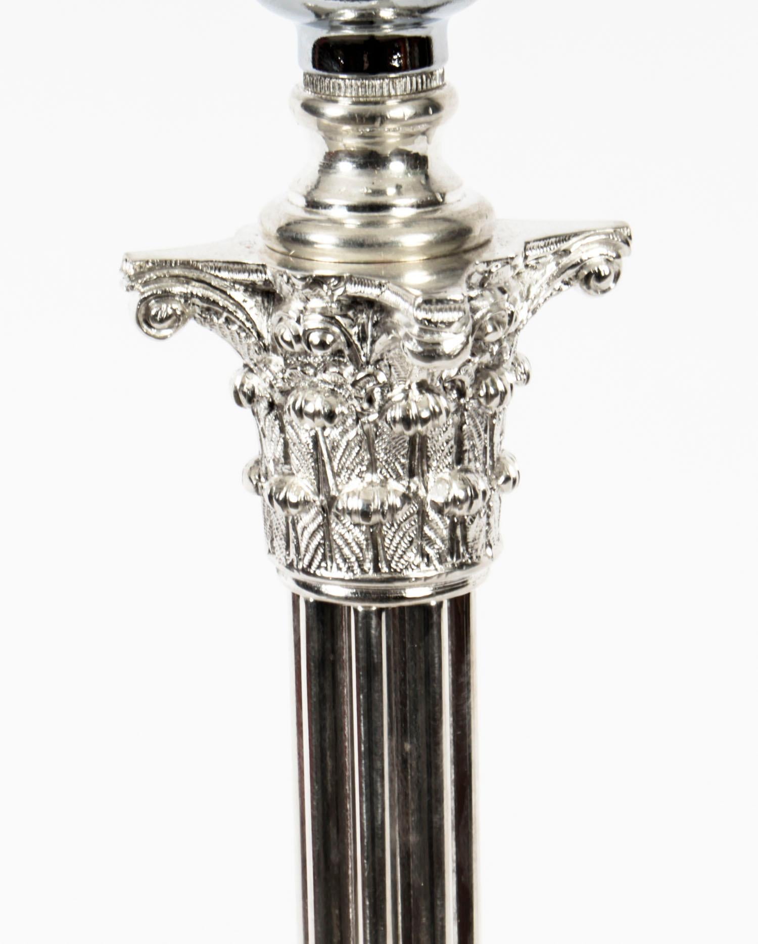 Édouardien Ancienne lampe de bureau édouardienne à colonne corinthienne en métal argenté, début du XXe siècle en vente