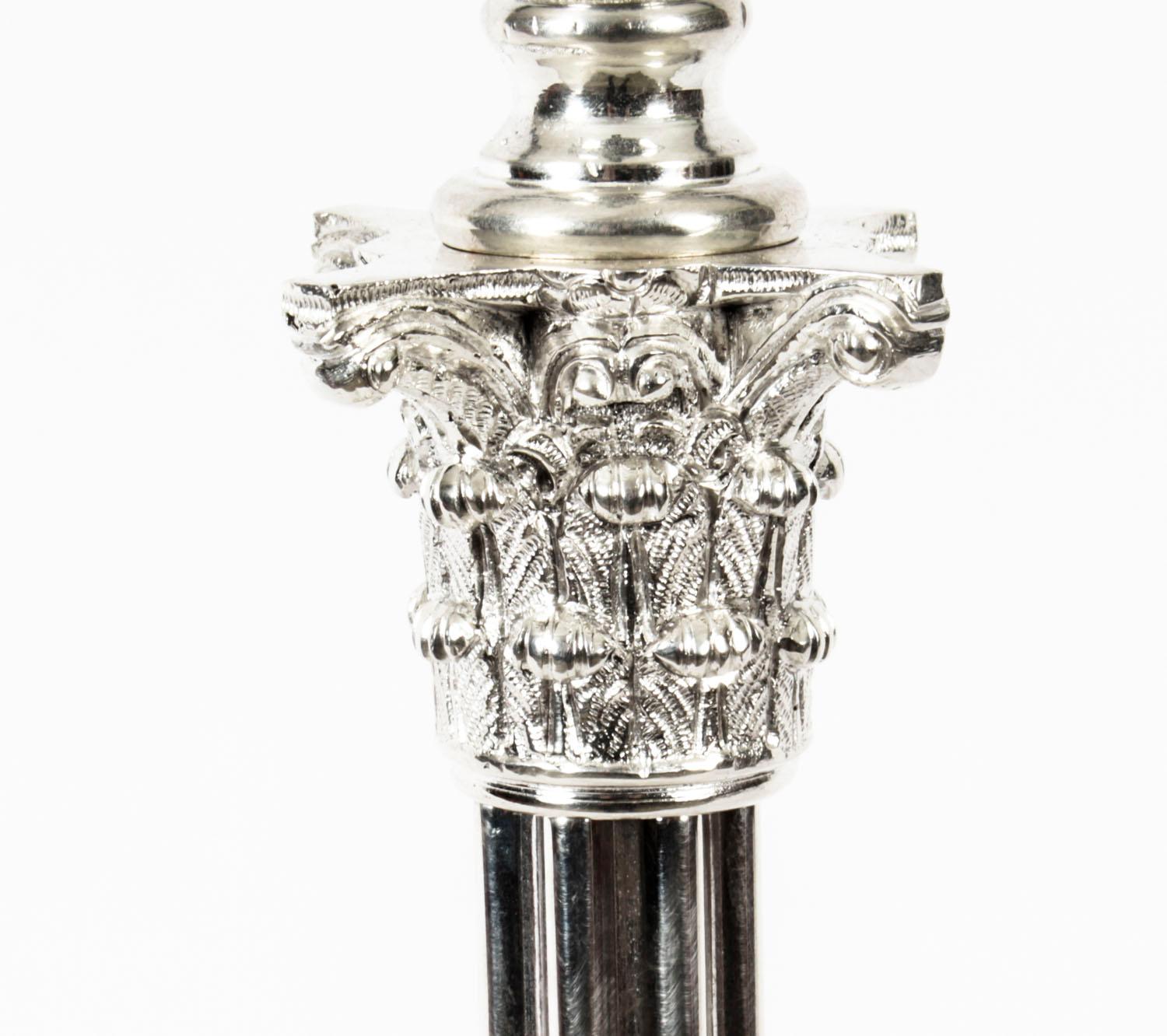 Ancienne lampe de bureau édouardienne à colonne corinthienne en métal argenté, début du XXe siècle Bon état - En vente à London, GB