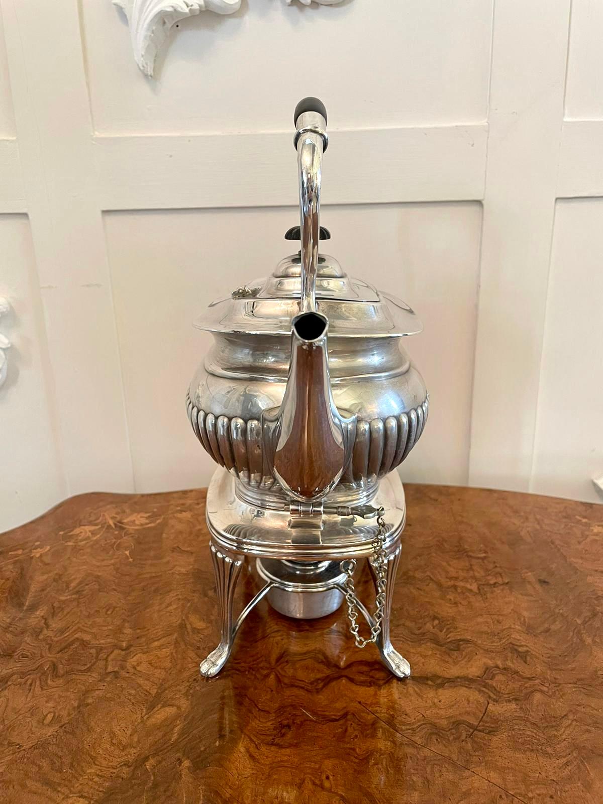Antique Edwardian silver plated spirit kettle on stand with original shaped handle, lift up lid with original handle shaped spout. Pretty reeded decoration with original burner and raised on reeded shaped paw feet.

A wonderful decorative example