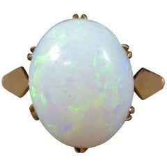 Antique Edwardian Single Cabochon Oval Opal Ring in 9 Carat Yellow Gold