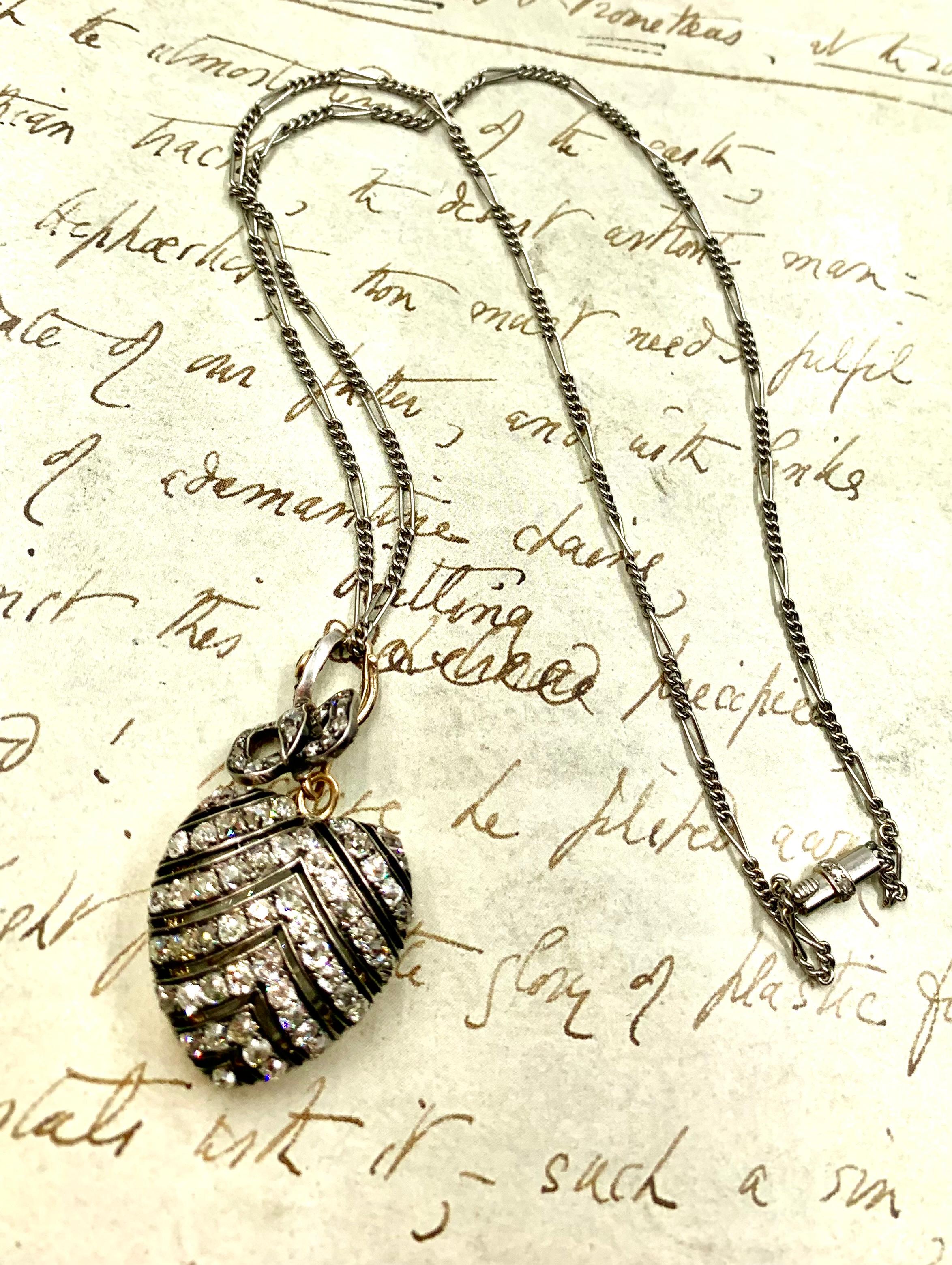Squisito esemplare antico di epoca edoardiana S.J. Collana con ciondolo a forma di cuore Phillips con diamante 2,8 TCW, granato demantoide in oro giallo 18K e 14K, medaglione/vinaigrette in oro con tappo in argento
Inizio del XX secolo
Forma di