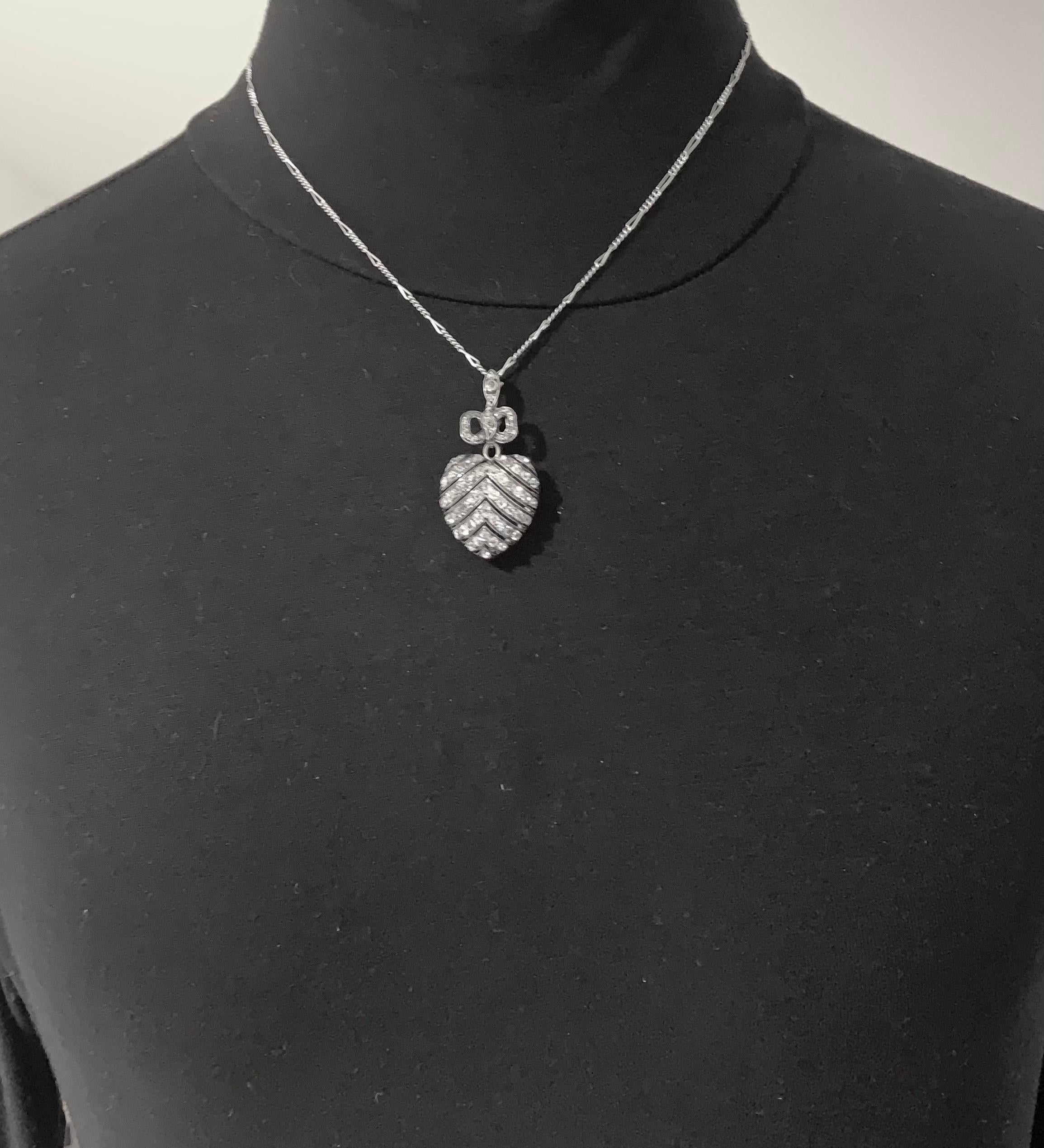 Edoardiano Antico S.J. edoardiano Collana con ciondolo Phillips a forma di cuore e diamante in vendita