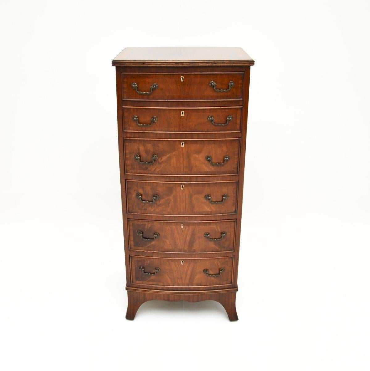 Magnifique commode ancienne à façade arrondie, fabriquée en Angleterre et datant de la période 1900-1910.

Il est de très bonne qualité et d'une taille très utile. Haut et fin, il offre beaucoup d'espace de rangement tout en étant peu encombrant. Le