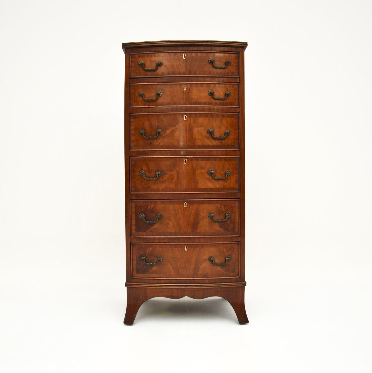 Édouardien Commode ancienne édouardienne à façade arrondie et élancée en vente