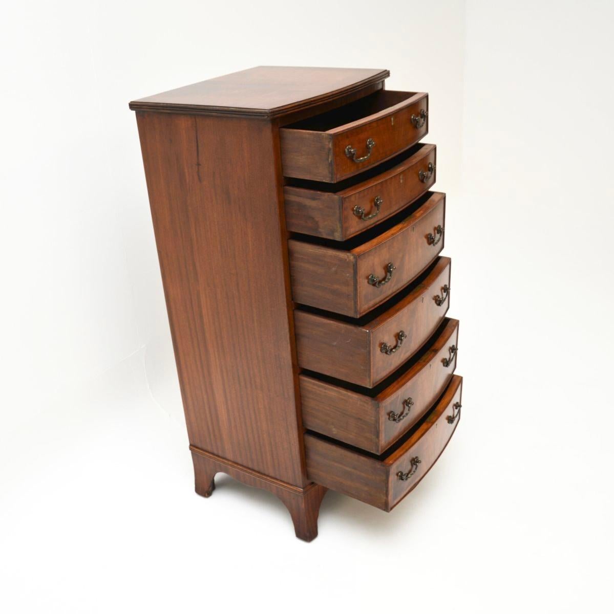 Britannique Commode ancienne édouardienne à façade arrondie et élancée en vente