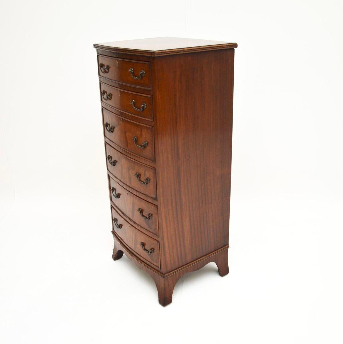 Commode ancienne édouardienne à façade arrondie et élancée Bon état - En vente à London, GB