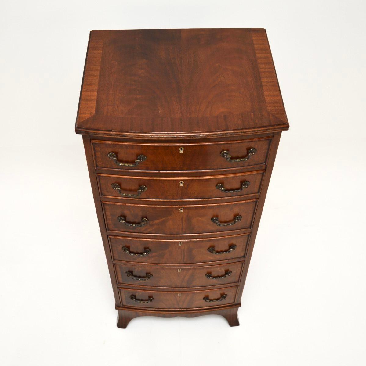 Début du 20ème siècle Commode ancienne édouardienne à façade arrondie et élancée en vente