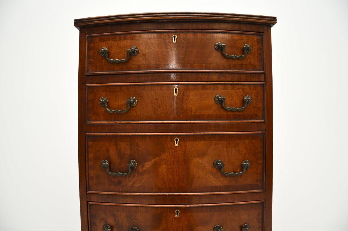 Bois Commode ancienne édouardienne à façade arrondie et élancée en vente