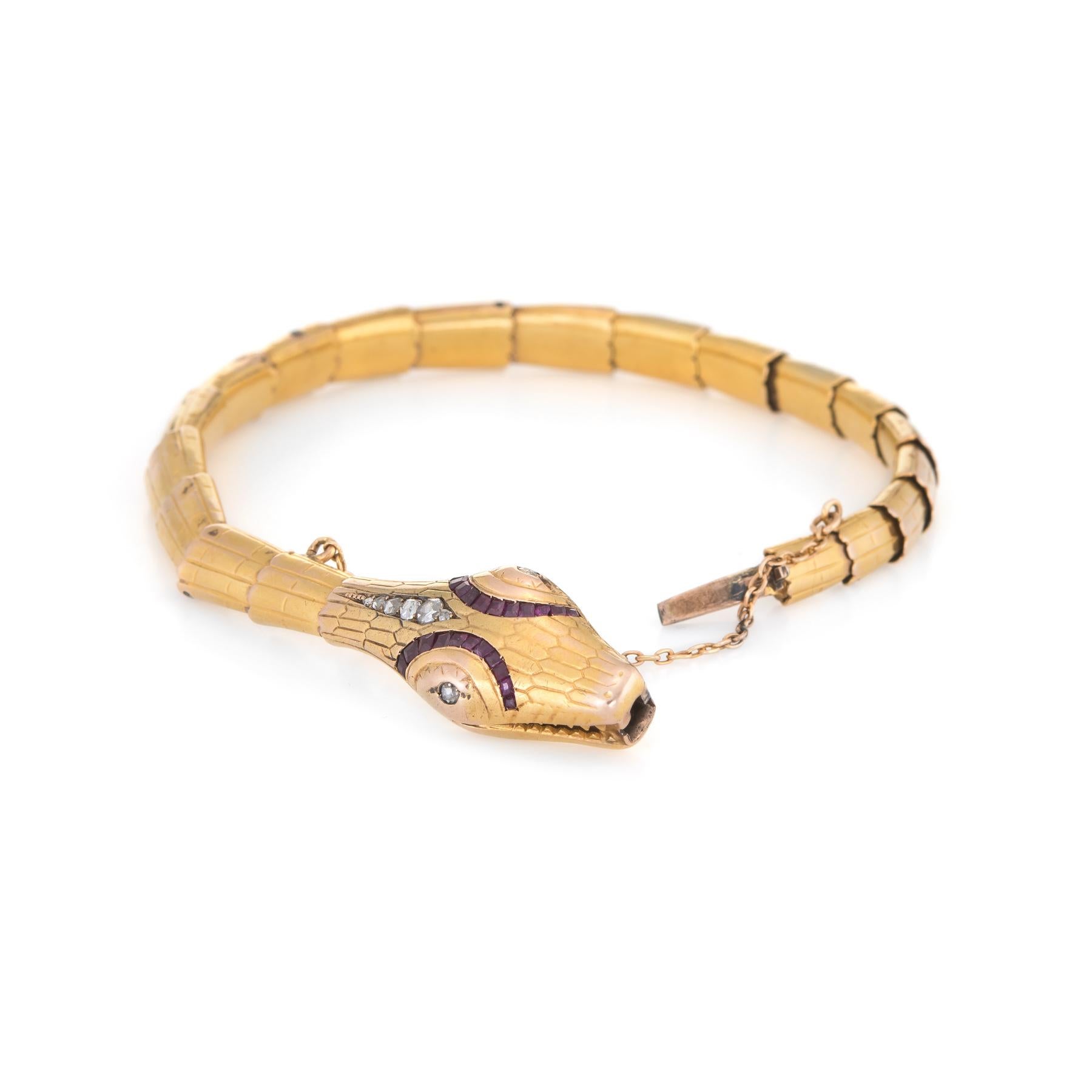 Bracelet serpent d'époque édouardienne (vers 1907) finement détaillé, réalisé en or jaune 18 carats. 

Les diamants taille rose sont de taille graduelle et totalisent environ 0,12 carats (couleur I-J et pureté I1). Les rubis taillés en boîte