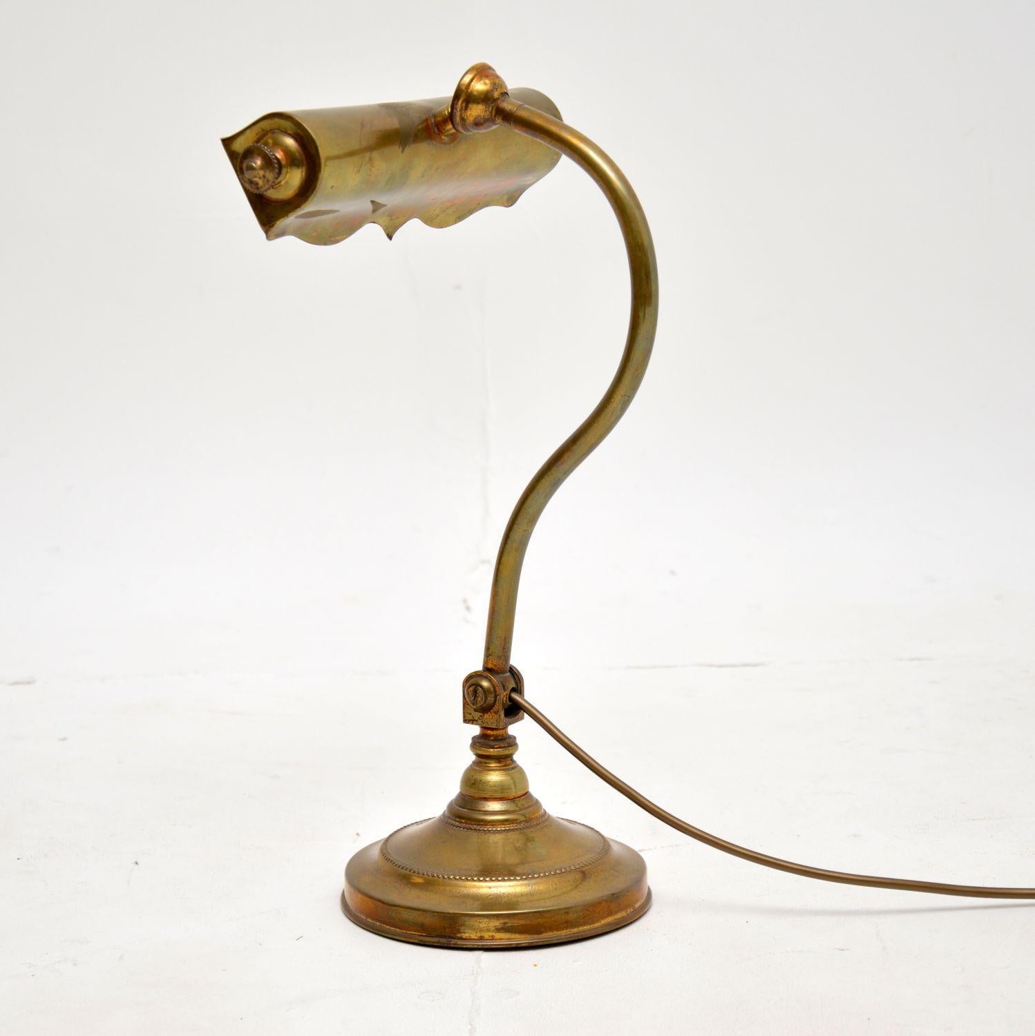 A fantastic adjustable solid brass Edwardian desk lamp. This was made in England, it dates from around the 1900-1910 period.

It has a beautiful design, with a beautiful and curvaceous shape. The main support can be adjusted and the lamp shade can