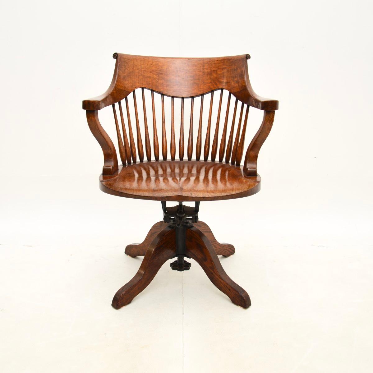 A superb antique Edwardian solid oak swivel desk chair, made in England and dating from around the 1900-1910 period.

This is of outstanding quality, it is beautifully crafted and is extremely comfortable. The solid oak has a gorgeous colour tone